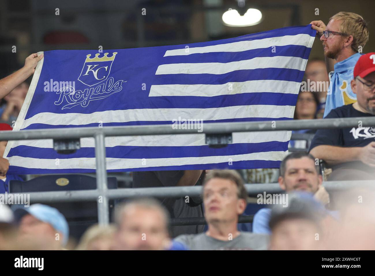Kansas City, USA. 19. August 2024: Die Fans der Kansas City Royals schwingen während des neunten Inning eines Baseballspiels gegen die Los Angeles Angels im Kauffman Stadium in Kansas City, MO, eine Royals-Flagge. David Smith/CSM (Bild: © David Smith/Cal Sport Media) Stockfoto