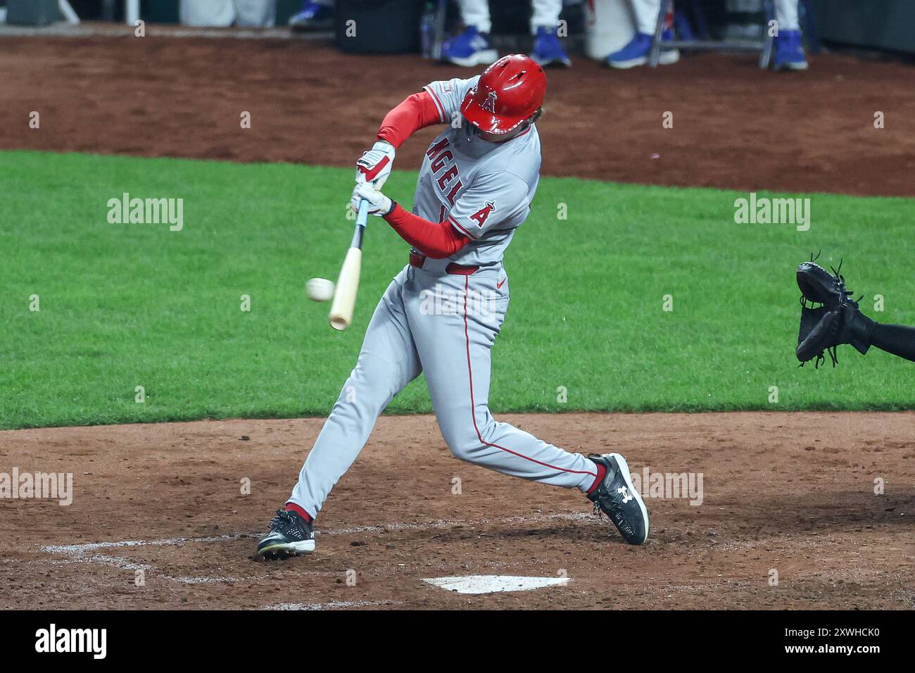 Kansas City, USA. 19. August 2024: Mickey Moniak (16) der Los Angeles Angels schlägt im siebten Inning eines Baseballspiels im Kauffman Stadium in Kansas City, MO, ein Doppelspiel gegen die Kansas City Royals. David Smith/CSM Stockfoto