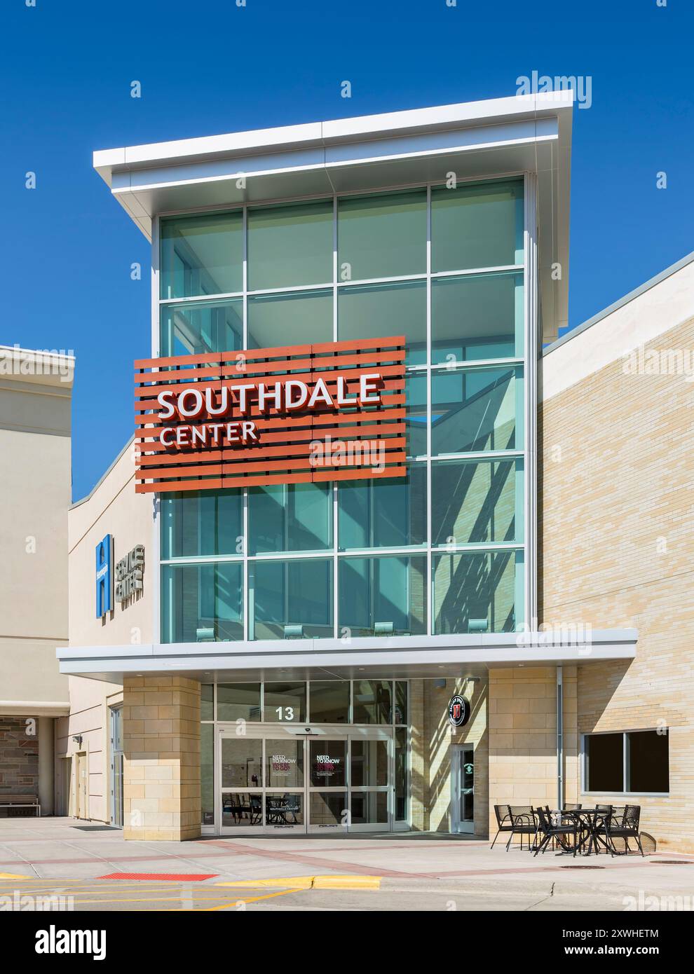 Außeneingang des Einkaufszentrums mit Beschilderung zum Hennepin County Service Center Stockfoto