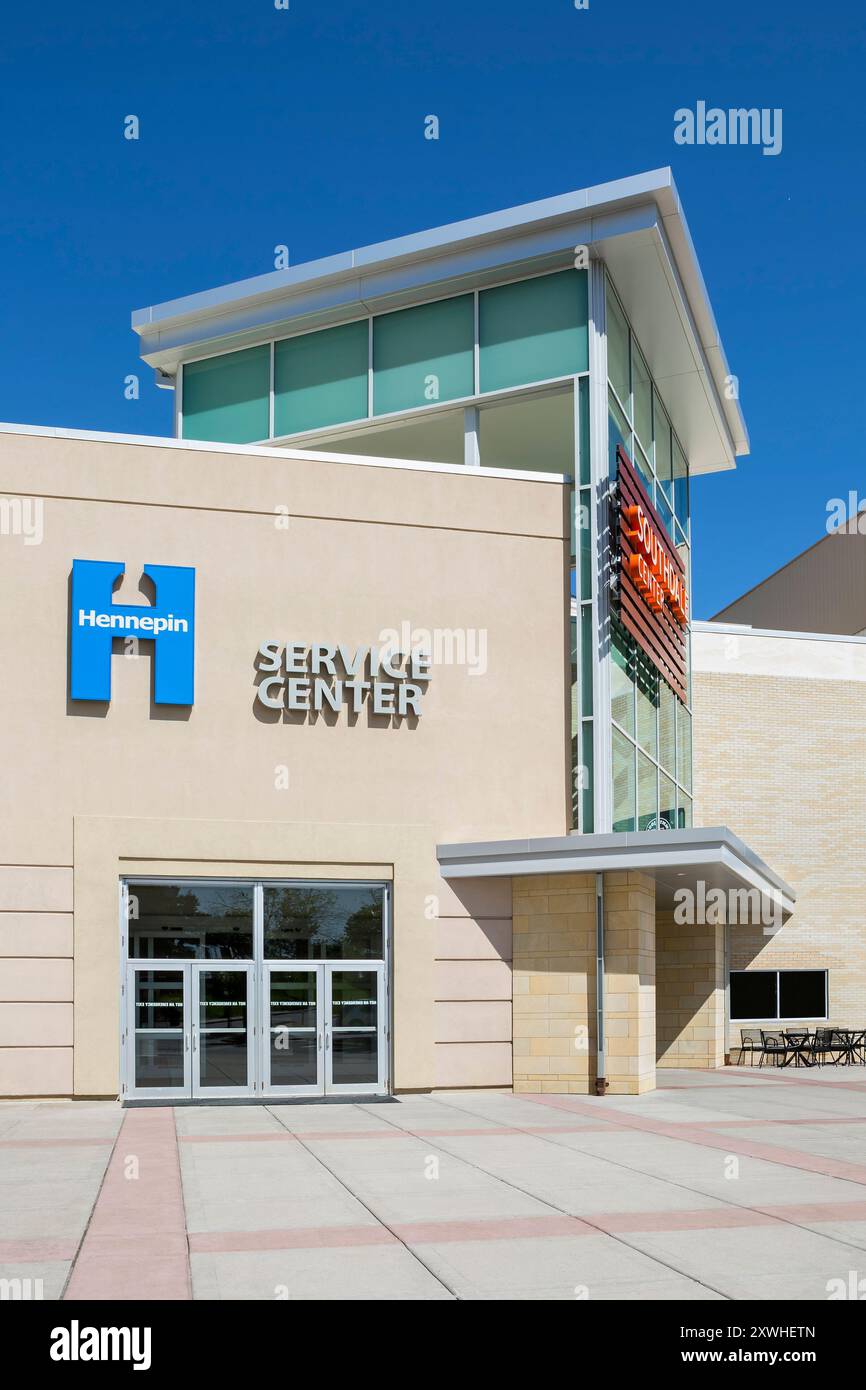 Außeneingang des Einkaufszentrums mit Beschilderung zum Hennepin County Service Center Stockfoto