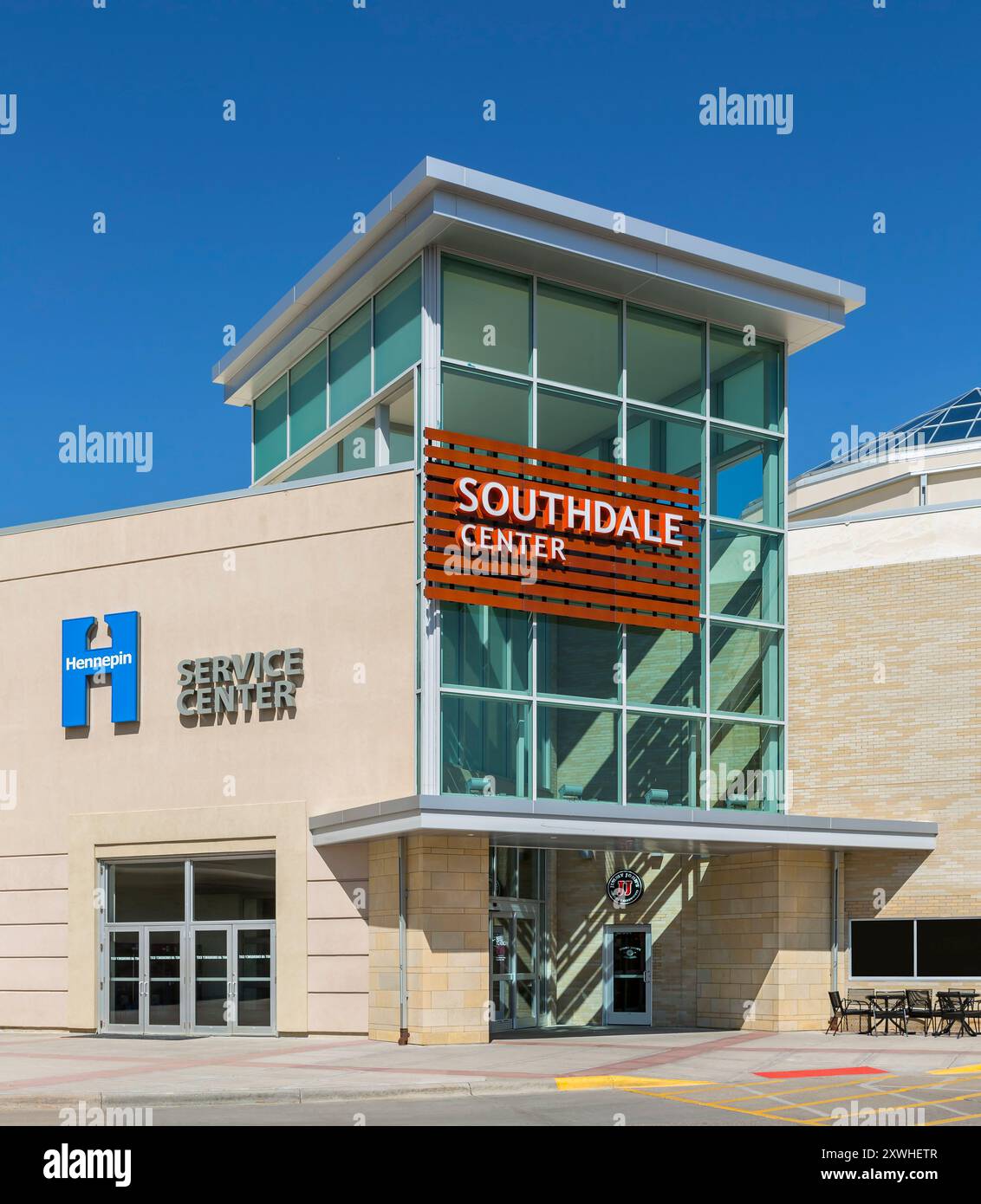 Außeneingang des Einkaufszentrums mit Beschilderung zum Hennepin County Service Center Stockfoto