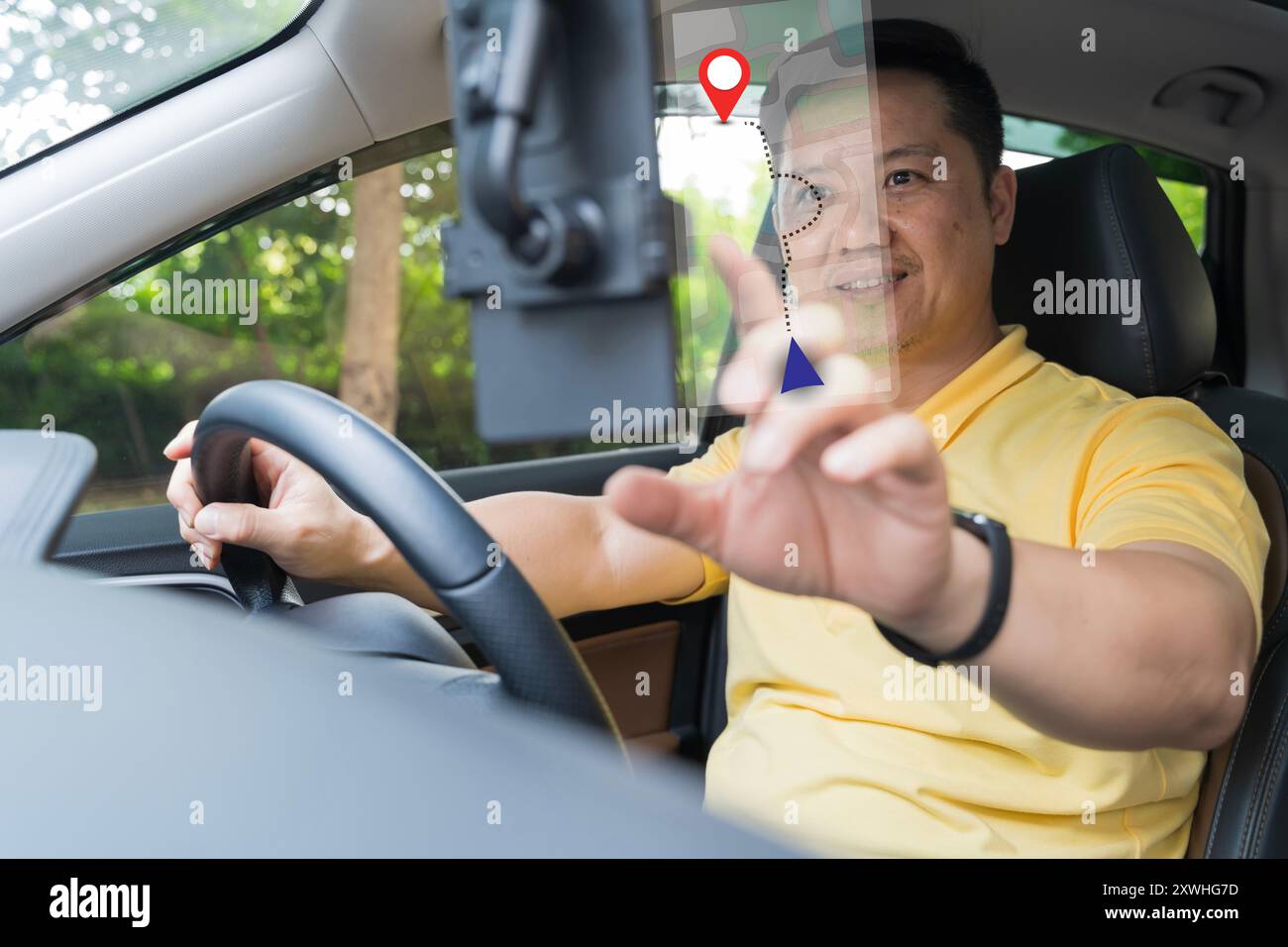 Nahaufnahme eines Paares mit GPS während der Autofahrt. Fahrer verwendet GPS-Navigation auf dem Mobiltelefon, während er bei Sonnenuntergang Auto fährt. Mann mit Handy Stockfoto