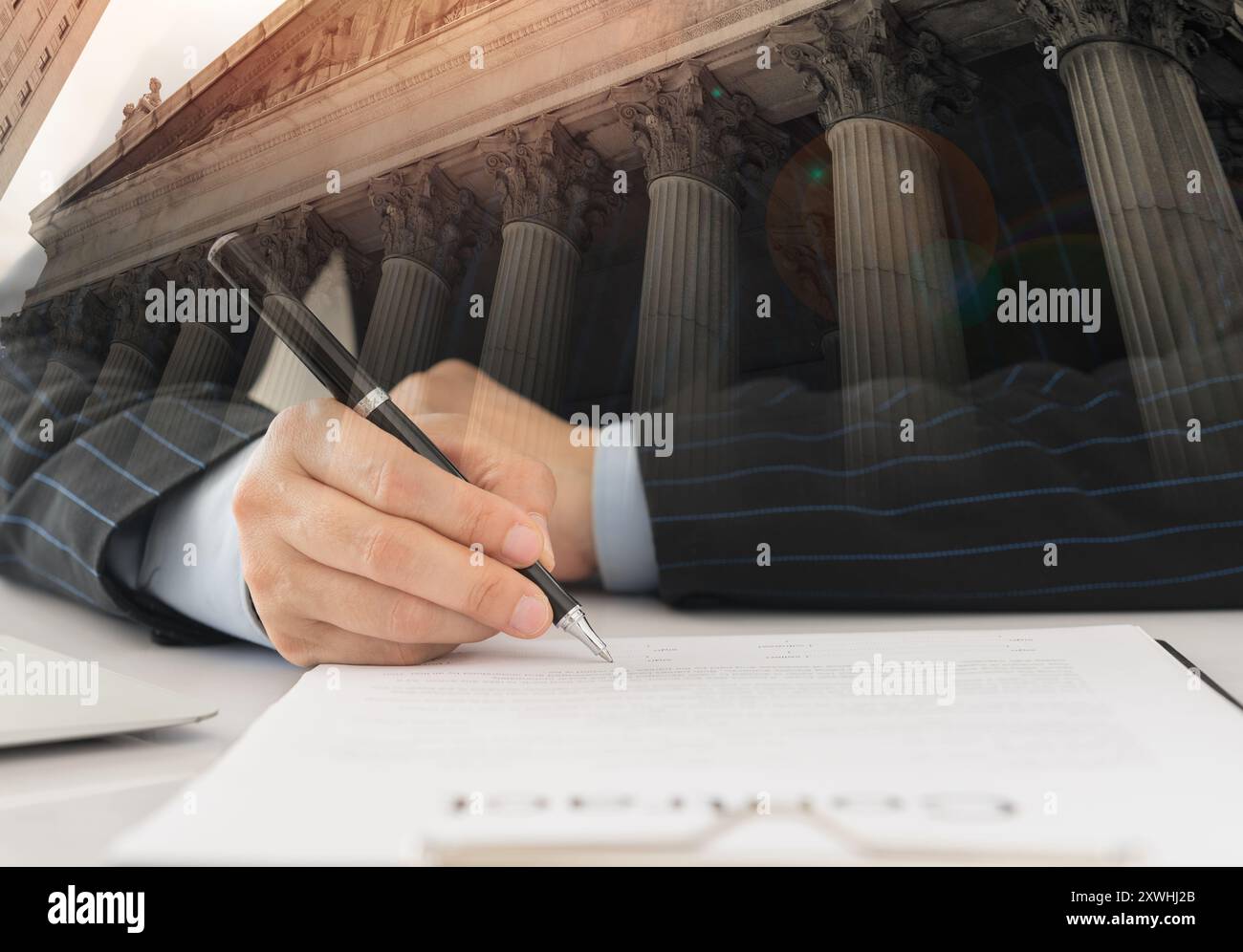 Geschäftsanwalt unterzeichnet Vertrag Rechtsberater oder Rechtsanwalt in einer Kanzlei. Stockfoto