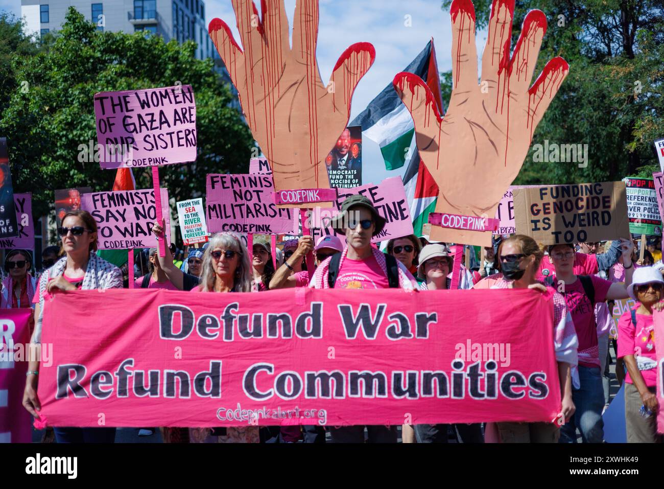 Chicago, USA. August 2024. Ein geplanter Pro-Palästina-Protest und ein marsch in Chicago waren geplant, um gegen die Aktionen der demokratischen Führung zu protestieren, die an der Demokratischen Nationalversammlung teilnahmen. Mit mehr als zehntausend Teilnehmern begann der Protest im Union Park in der Nähe des United Center, dem Veranstaltungsort des Kongresses. Die Straßen wurden von der Chicagoer Polizei gesäumt, als Demonstranten auf den angrenzenden Straßen zur Versammlung marschierten. Quelle: JankPhoto.com/Alamy Live News Stockfoto