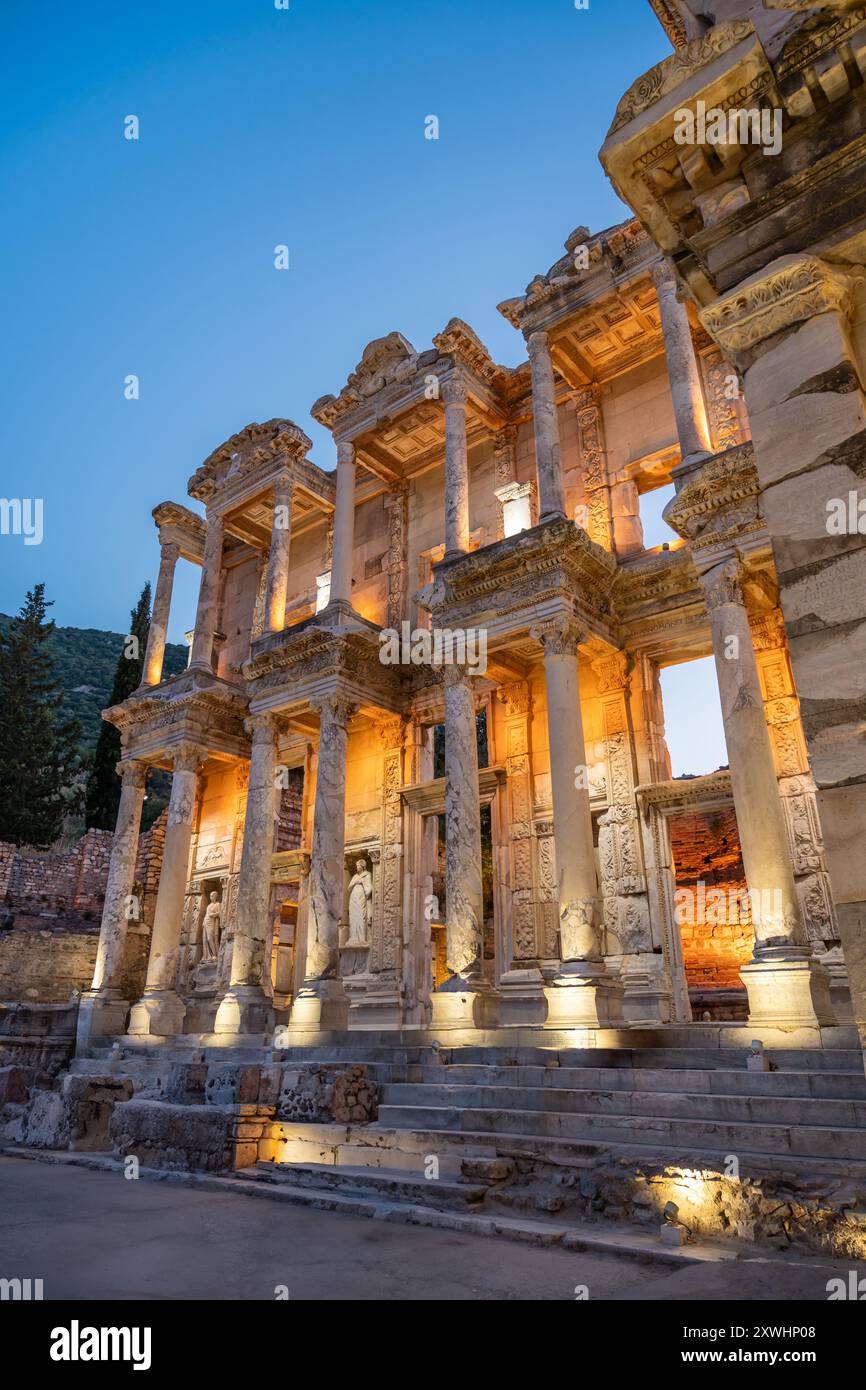 Celsus-Bibliothek in der antiken Stadt Ephesus mit herrlichem Blick in Nachtmuseen Stockfoto