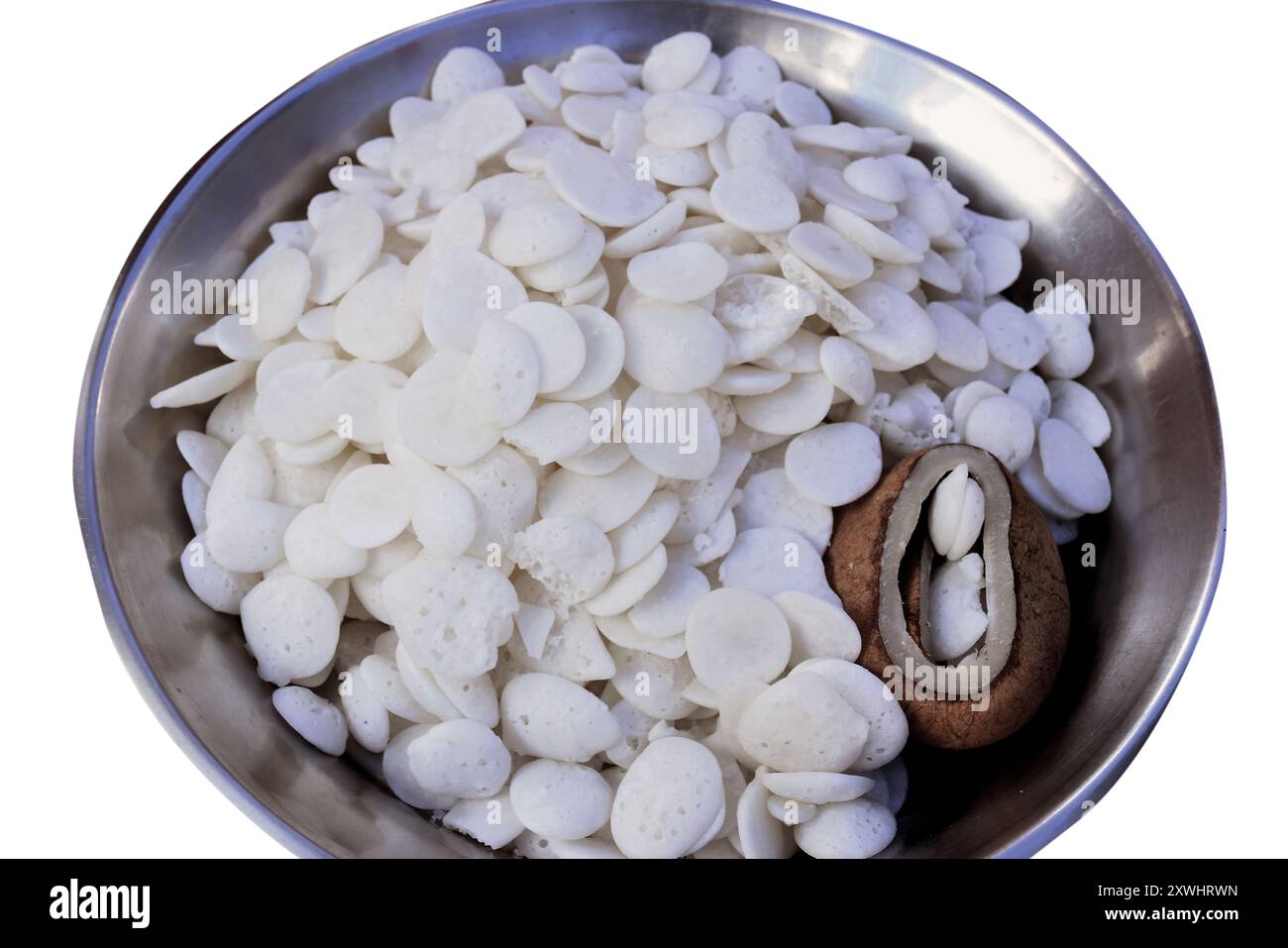 Batasha und getrocknete Kokosnuss auf einer Stahlplatte, Hohlzucker-Kuchen (Batasa), Batasha oder Chilaka perlu werden aus Tropfen Zuckersirup hergestellt, das ist es Stockfoto