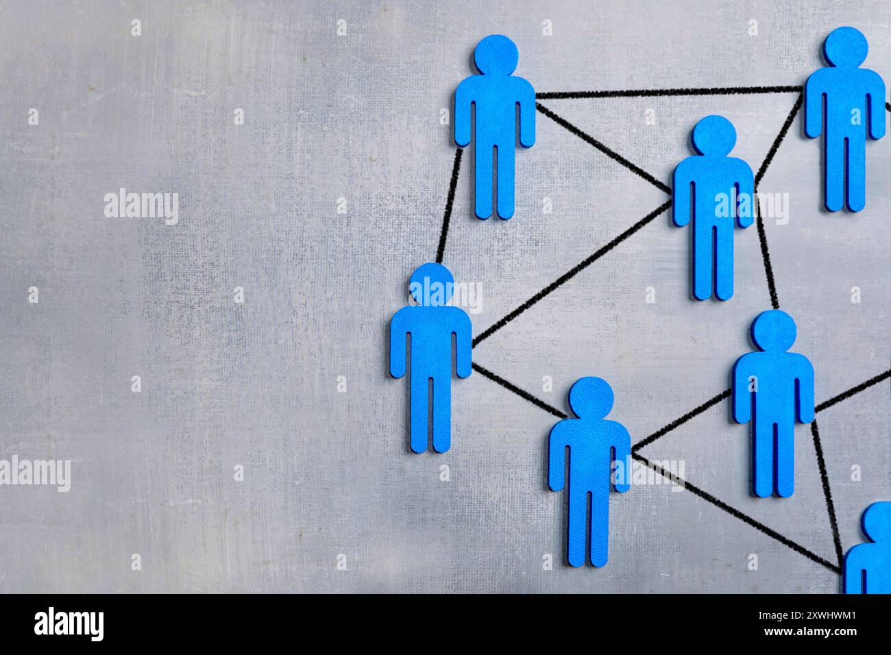 Menschliche Figuren, die mit Linien verbunden sind. Netzwerkkonzept. Kopierbereich für Text. Stockfoto