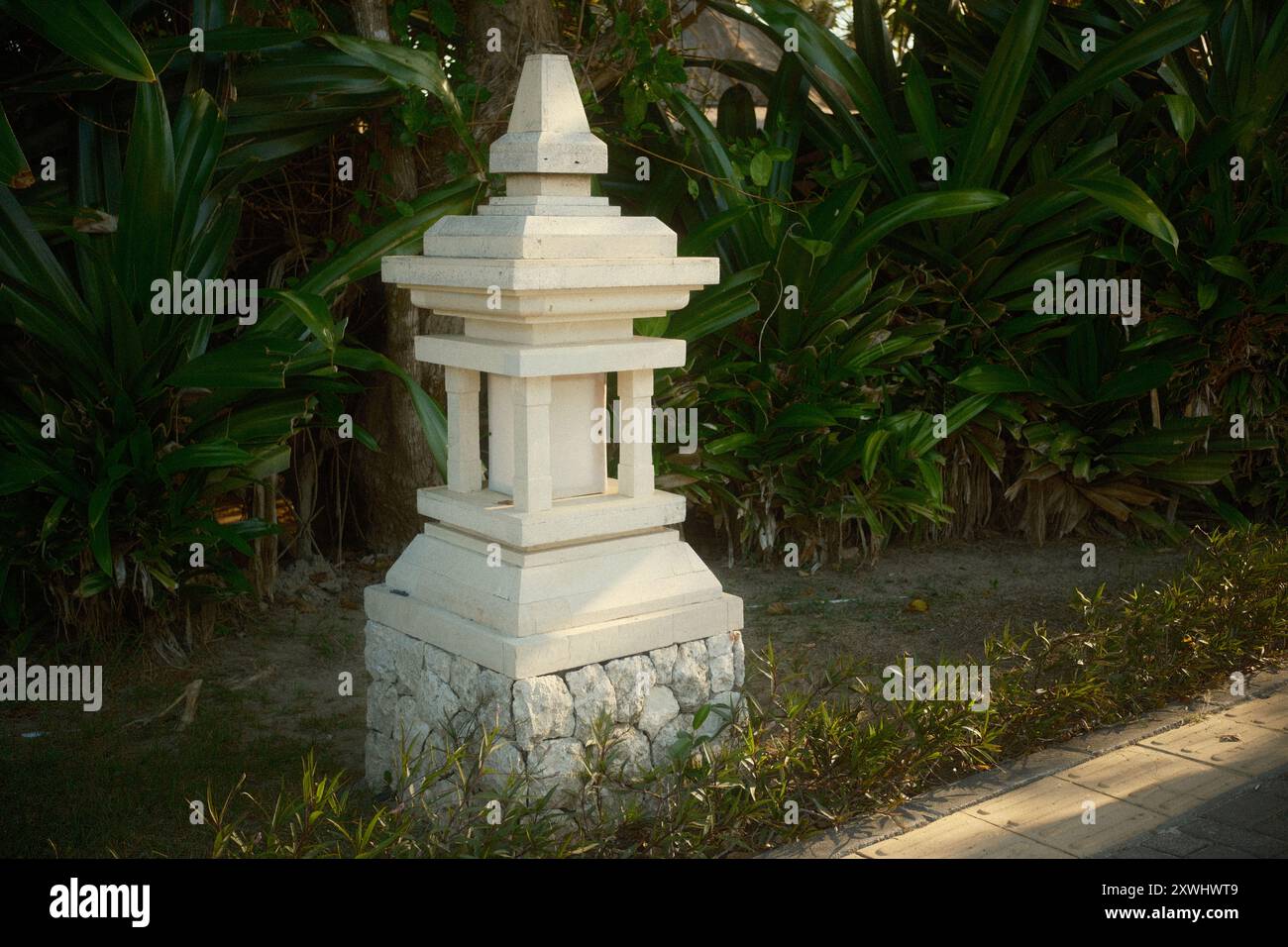Traditionelle Gartenlaterne aus geschnitztem Naturstein Stockfoto