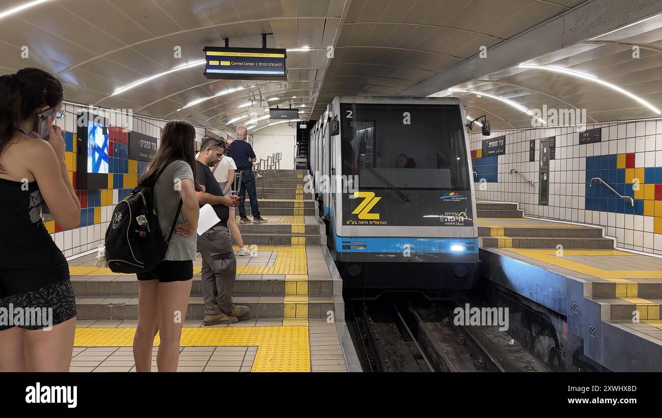 Am 18. August 2024 in Haifa, Israel, warten die Menschen darauf, in einen Zug der unterirdischen Standseilbahn Carmelit, der ältesten unterirdischen Transitanlage im Nahen Osten, zu steigen. Stockfoto