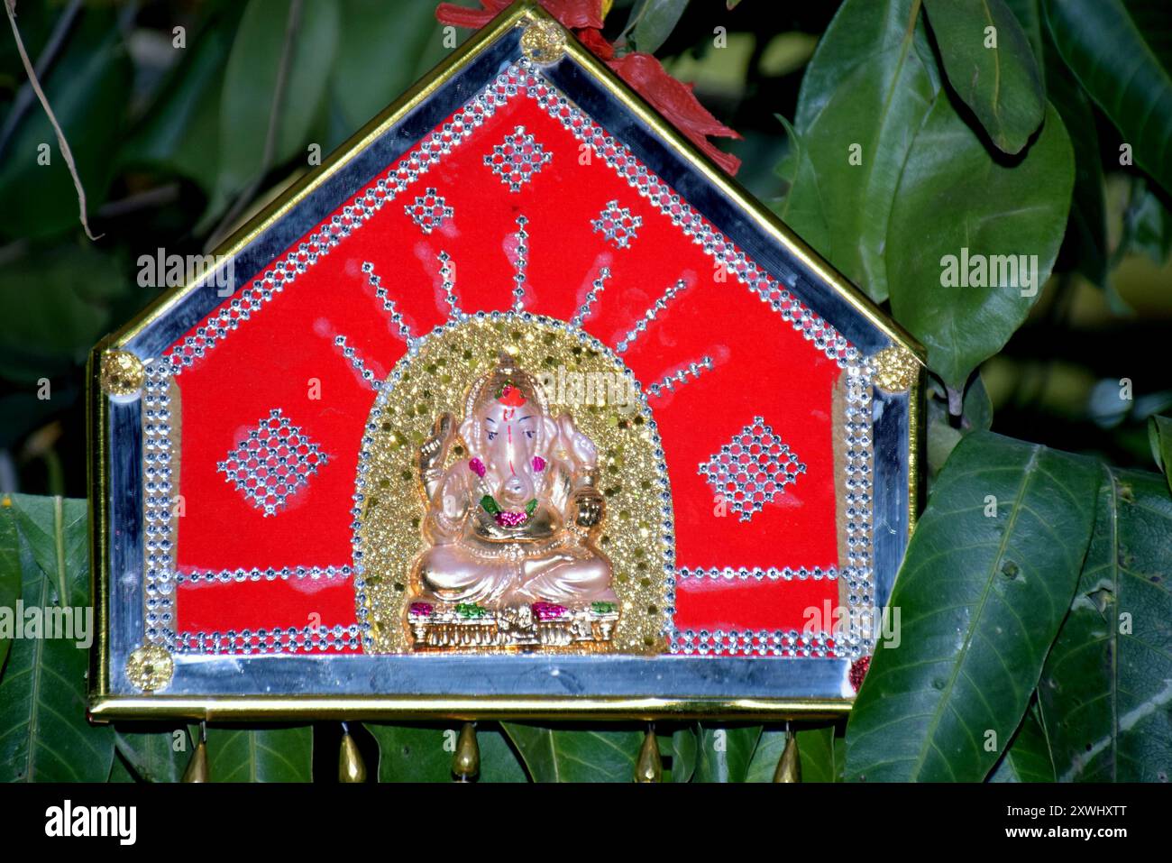 Ganesha-Idol in fünf Ecken, verziert mit Mango- und Jamun-Blättern Stockfoto