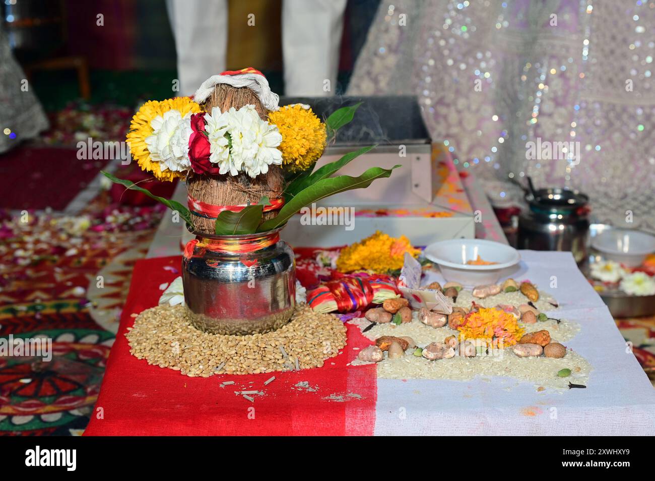 Rituelle Gegenstände werden bei einer indischen hinduistischen Hochzeitszeremonie in Nahaufnahme gebracht Stockfoto