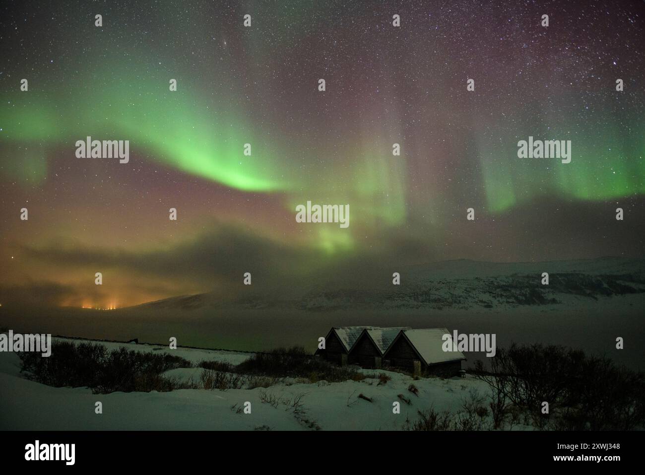 Nordlichter über Hütten in der Nähe von Olderfjord, auf dem Weg nach Nordkapp (Nordkap) (Finnmark, Norwegen) ESP: Auroras boreales sobre unas Cabañas Stockfoto