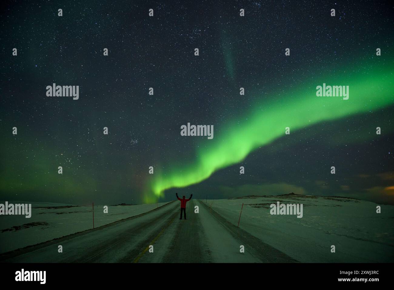 Nordlichter bei Nacht über die verschneite Straße zum Nordkap (Finnmark, Norwegen) ESP: Aurora boreal de noche, sobre la carretera nevada de Nordkapp Stockfoto