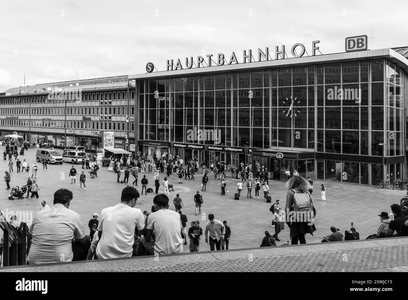 Köln, Deutschland - 28. September 2023: Köln Hauptbahnhof in Köln, Nordrhein-Westfalen. Schwarzweißfoto Stockfoto