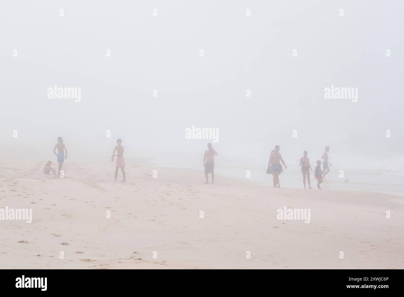 Dicker Nebel oder Nebel im Sommer am Strand Praia do Pedrogão, Leiria, Portugal. Diese Wetterbedingungen sind an der Atlantikküste üblich Stockfoto