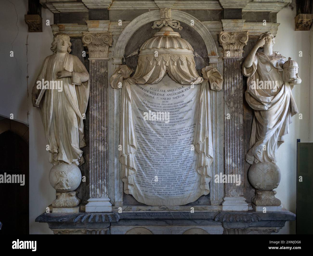 Großes stehendes Denkmal mit lebensgroßen Figuren und lateinischer Inschrift, Kirche St. Michael, Kirche Stowe, Northamptonshire, Großbritannien Stockfoto