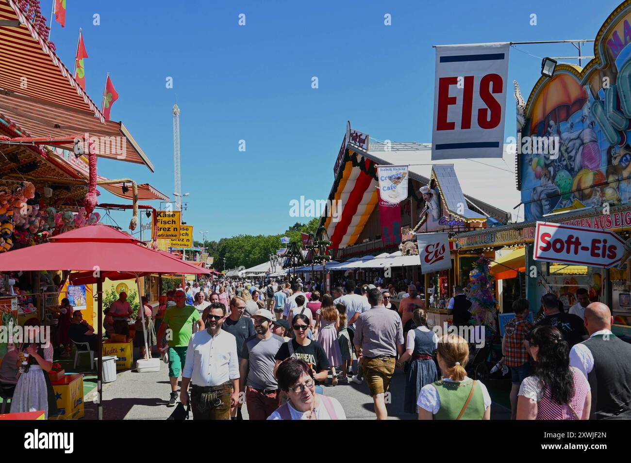 Nach dem Oktoberfest ist das Gäubodenvolksfest in Straubing das bekannteste Volksfest in Bayern. Der Vergnügungspark umfasst rund 130 Fahrgeschäfte. Kirmes-Besucher beim Jahrmarkt auf dem Rummel *** nach dem Oktoberfest ist das Gäubodenvolksfest in Straubing das bekannteste Volksfest Bayerns der Vergnügungspark umfasst rund 130 Fahrtenbesucher auf dem Messegelände Stockfoto