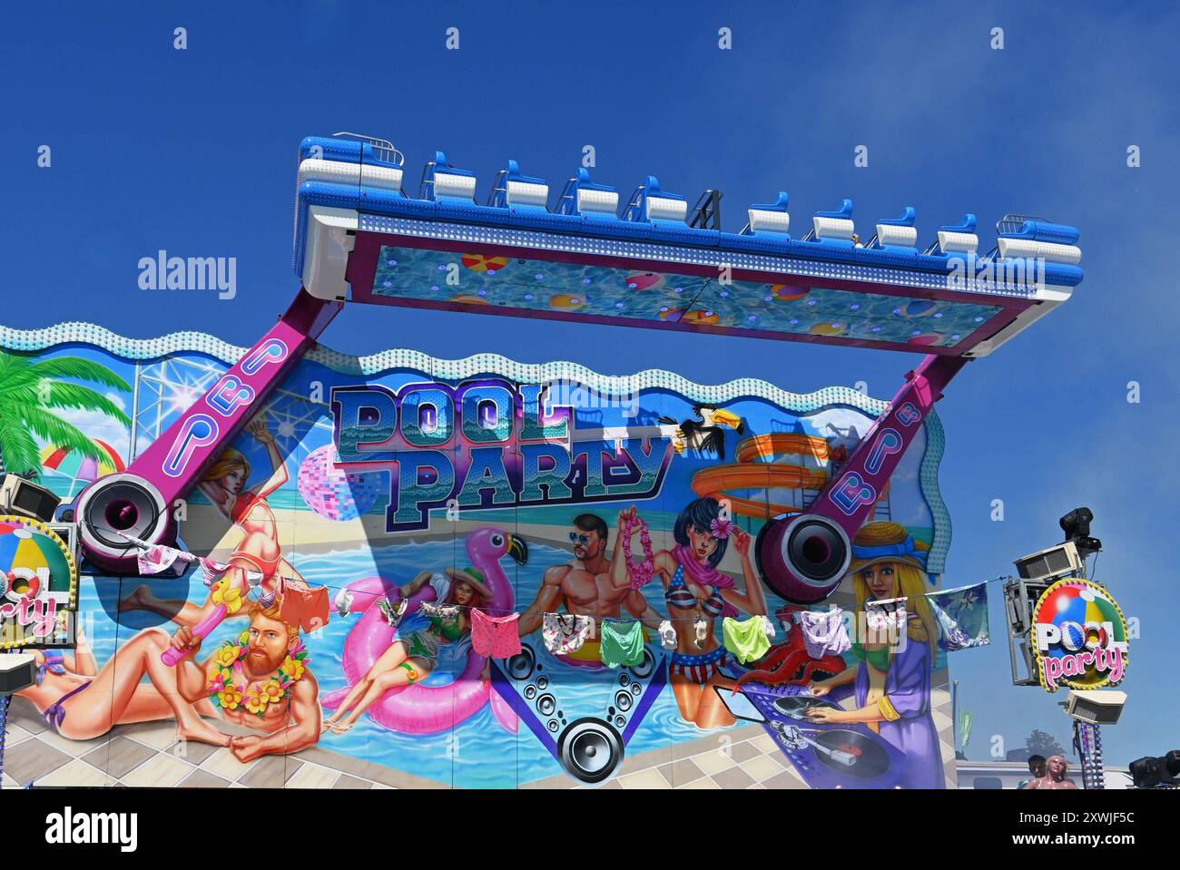 Nach dem Oktoberfest ist das Gäubodenvolksfest in Straubing das bekannteste Volksfest in Bayern. Der Vergnügungspark umfasst rund 130 Fahrgeschäfte. Kirmes-Besucher beim Jahrmarkt auf dem Rummel. Foto: Poolparty - Fahrgeschäft *** nach dem Oktoberfest ist das Gäubodenvolksfest in Straubing das bekannteste Volksfest Bayerns der Vergnügungspark umfasst rund 130 Fahrgeschäfte Messebesucher auf dem Messegelände Foto Pool Party Ride Stockfoto