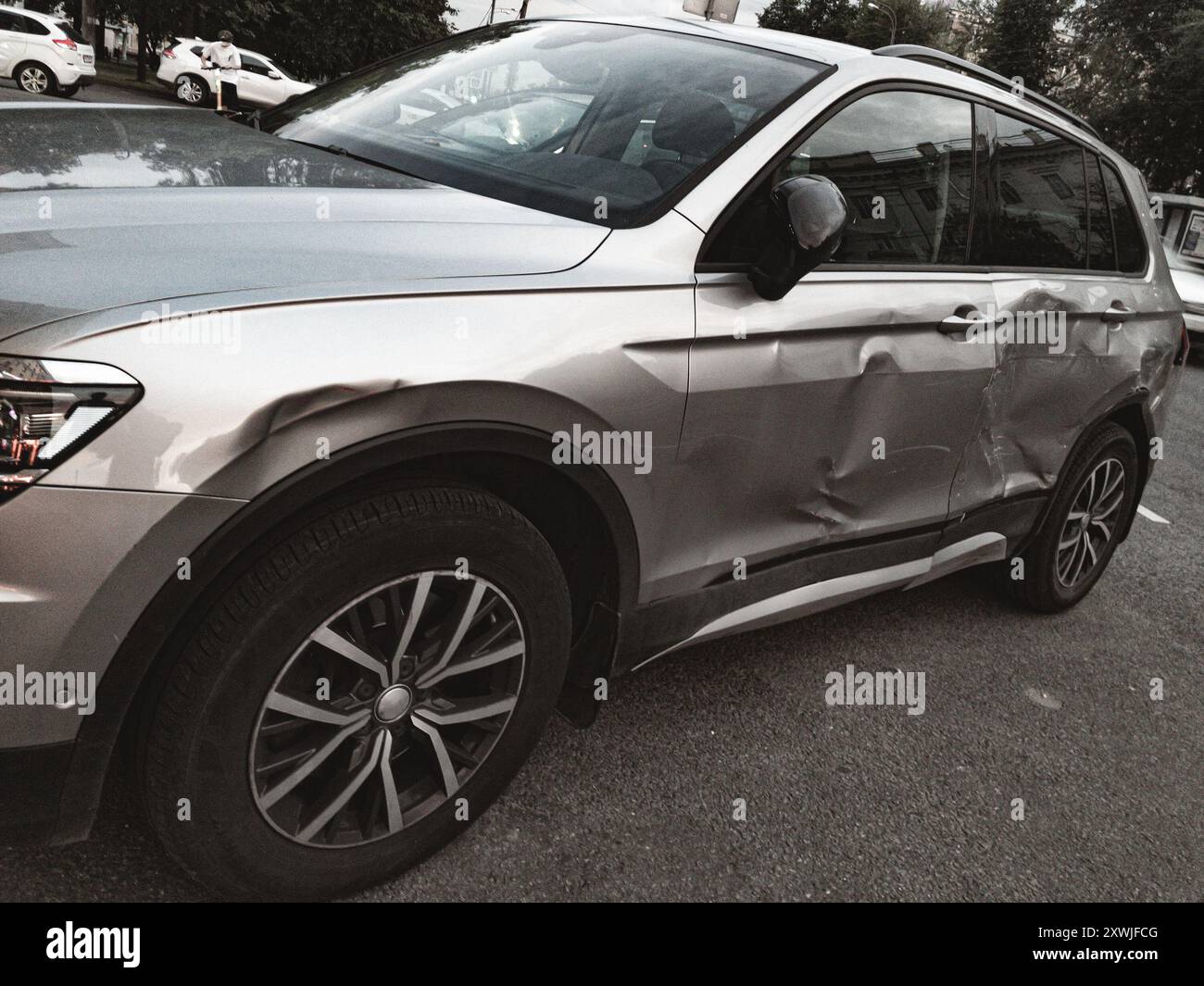 Der neue SUV-Wagen ist von der linken Seite geschlagen Stockfoto