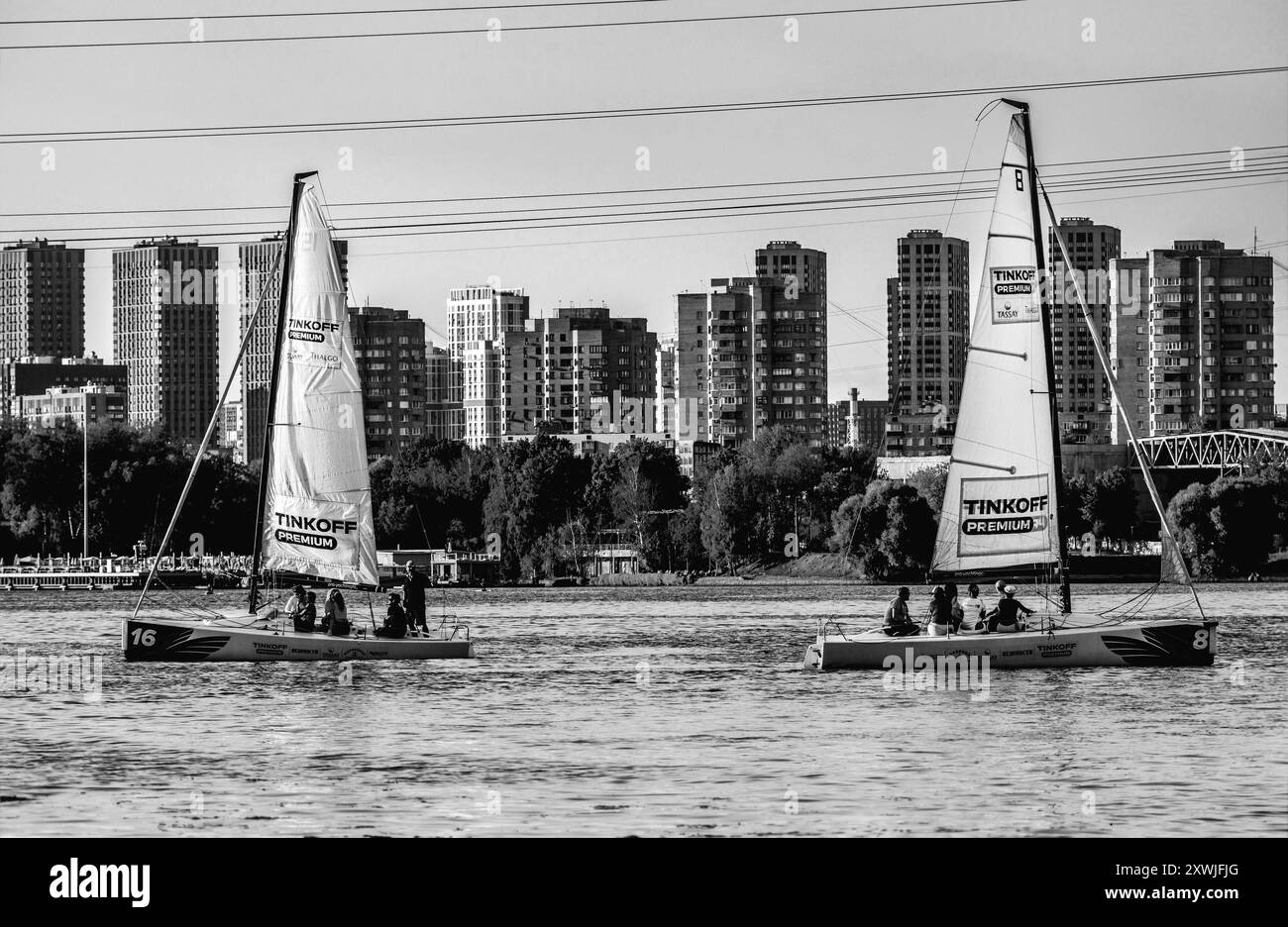 Moskau, Russland, 2024: Tinkoff Bank Cup Local City Segel Regatta, in der Nähe der nördlichen Flussstation. Schwarz-weiß Stockfoto