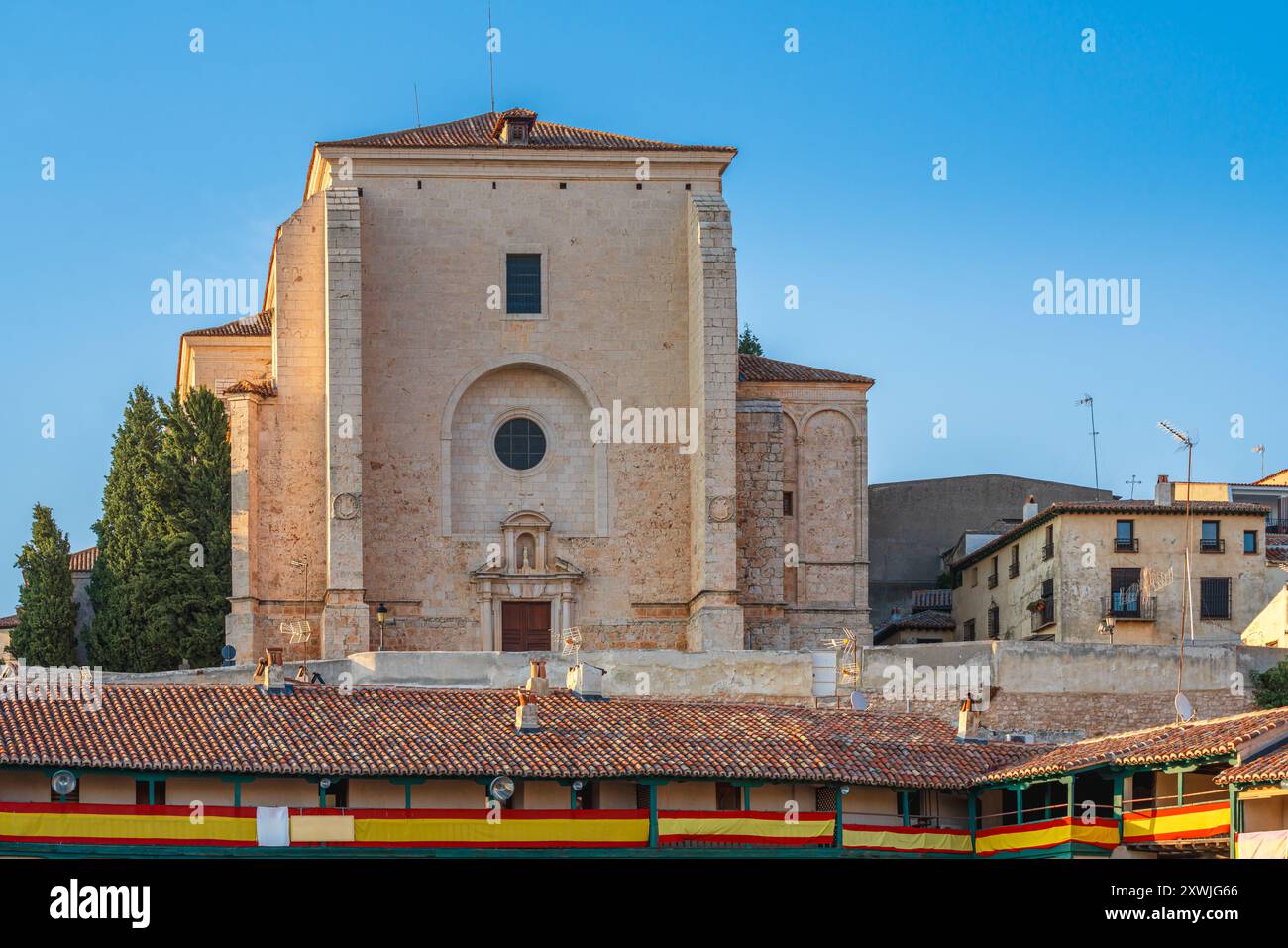 Außenansicht der Kirche unserer Lieben Frau der Himmelfahrt auf dem Gipfel von Chinchón, Gemeinde Madrid, Spanien Stockfoto