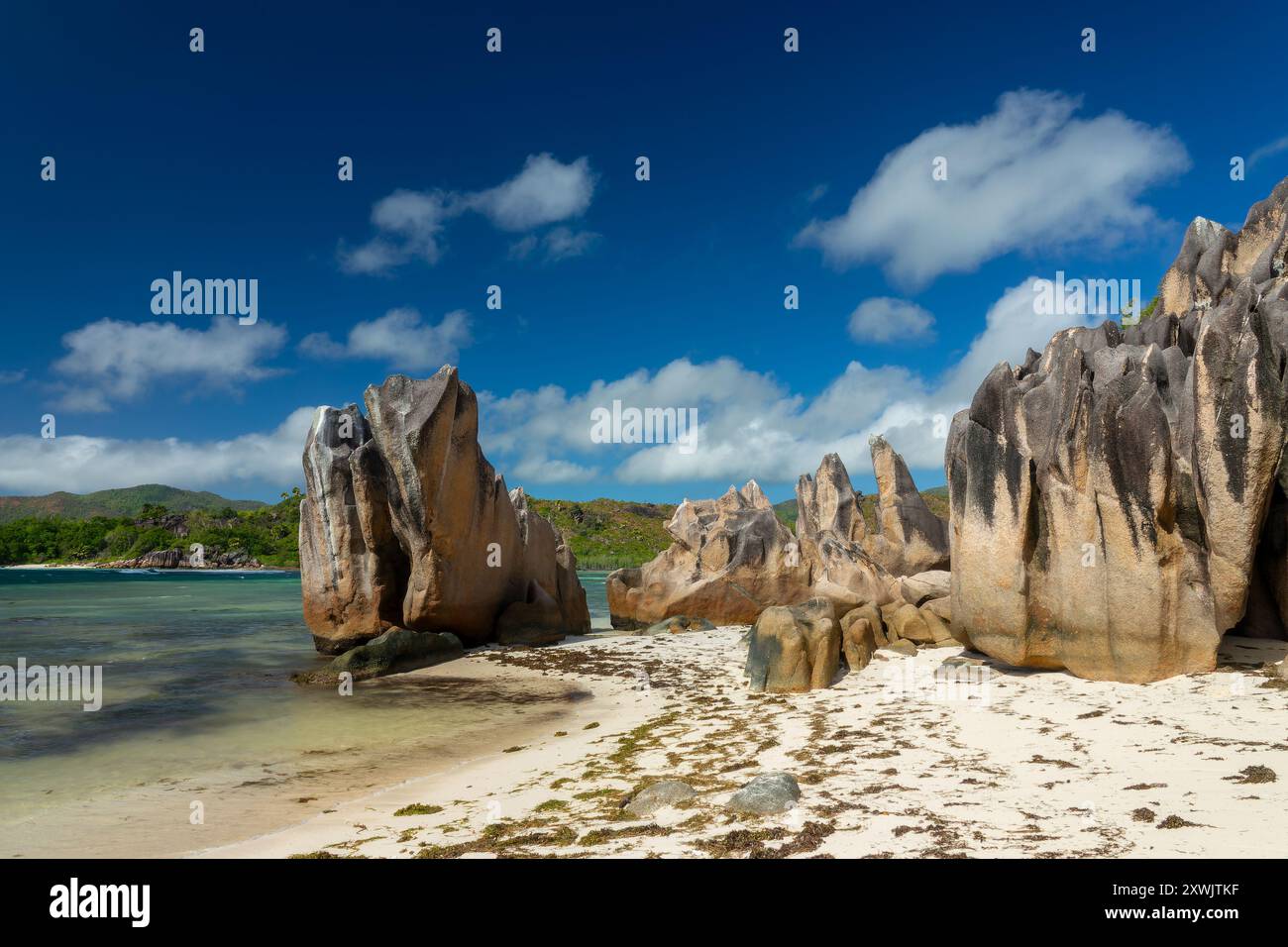 Granitfelsen am Strand auf der Insel Curieuse auf den Seychellen Stockfoto