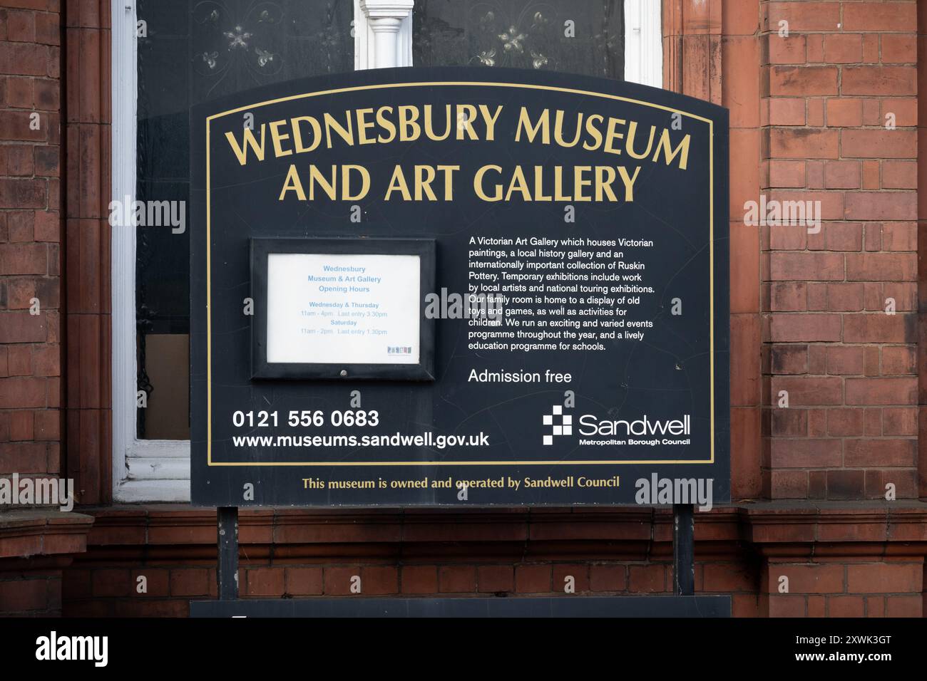Schild für das Wednesday Museum und die Art Gallery, West Midlands, England, Großbritannien Stockfoto