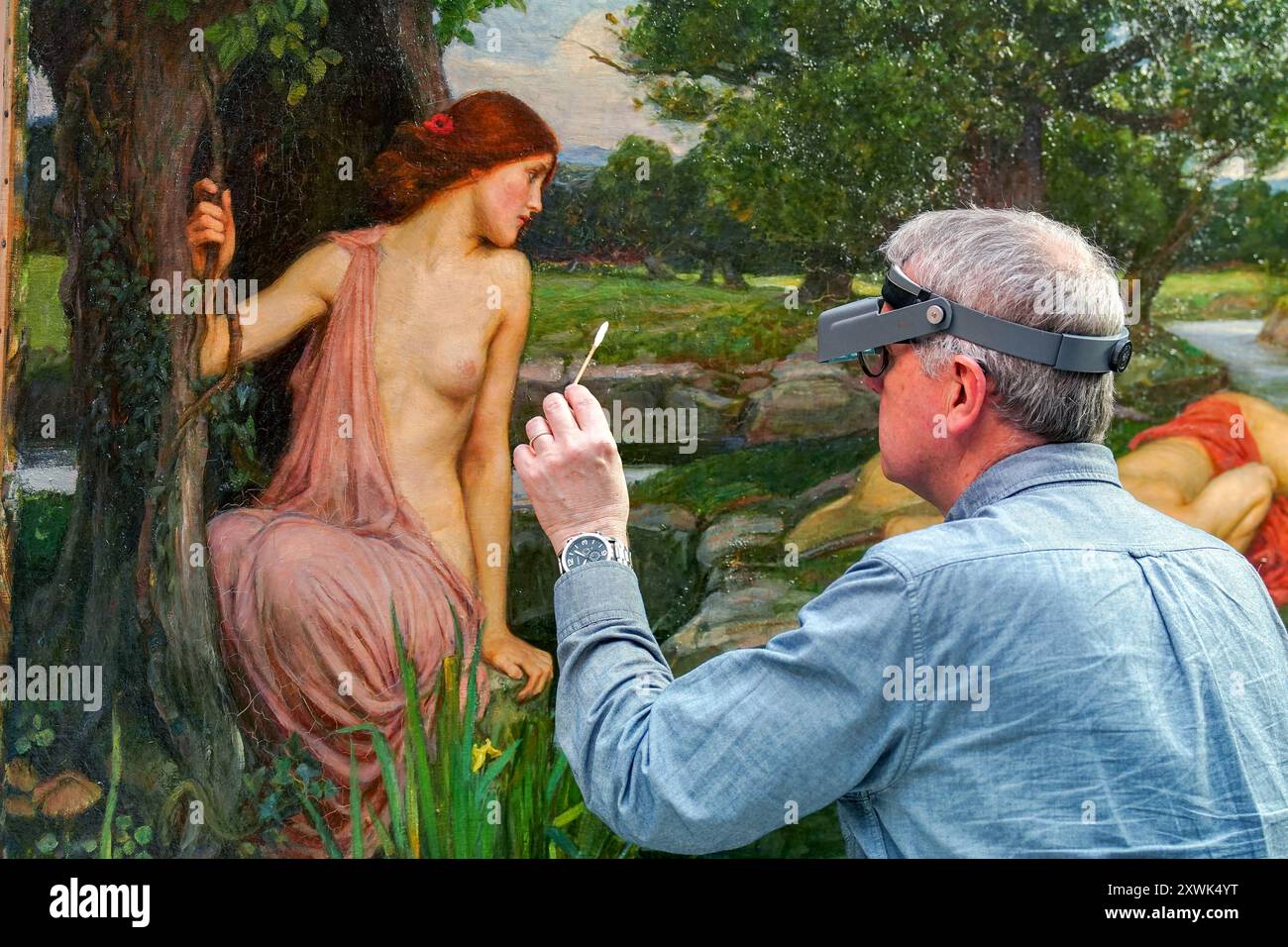 David Crombie, Senior Painting Conservator, führt Restaurierungsarbeiten an John William Waterhouse's Gemälde Echo and Narcissus, 1903, im Konservierungsstudio am Midland Railway Building in Liverpool durch. Das Gemälde aus der Sammlung der Walker Art Gallery, eines der bekanntesten Gemälde aus dem viktorianischen Großbritannien, wird lebenswichtigen Restaurierungsarbeiten unterzogen, bevor es später in diesem Jahr an Hamburg ausgeliehen wird. Bilddatum: Dienstag, 20. August 2024. Stockfoto
