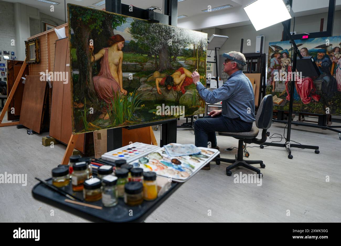 David Crombie, Senior Painting Conservator, führt Restaurierungsarbeiten an John William Waterhouse's Gemälde Echo and Narcissus, 1903, im Konservierungsstudio am Midland Railway Building in Liverpool durch. Das Gemälde aus der Sammlung der Walker Art Gallery, eines der bekanntesten Gemälde aus dem viktorianischen Großbritannien, wird lebenswichtigen Restaurierungsarbeiten unterzogen, bevor es später in diesem Jahr an Hamburg ausgeliehen wird. Bilddatum: Dienstag, 20. August 2024. Stockfoto