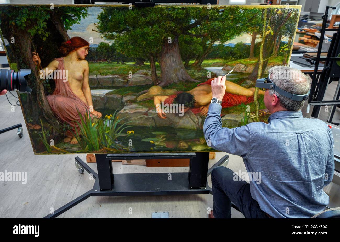 David Crombie, Senior Painting Conservator, führt Restaurierungsarbeiten an John William Waterhouse's Gemälde Echo and Narcissus, 1903, im Konservierungsstudio am Midland Railway Building in Liverpool durch. Das Gemälde aus der Sammlung der Walker Art Gallery, eines der bekanntesten Gemälde aus dem viktorianischen Großbritannien, wird lebenswichtigen Restaurierungsarbeiten unterzogen, bevor es später in diesem Jahr an Hamburg ausgeliehen wird. Bilddatum: Dienstag, 20. August 2024. Stockfoto