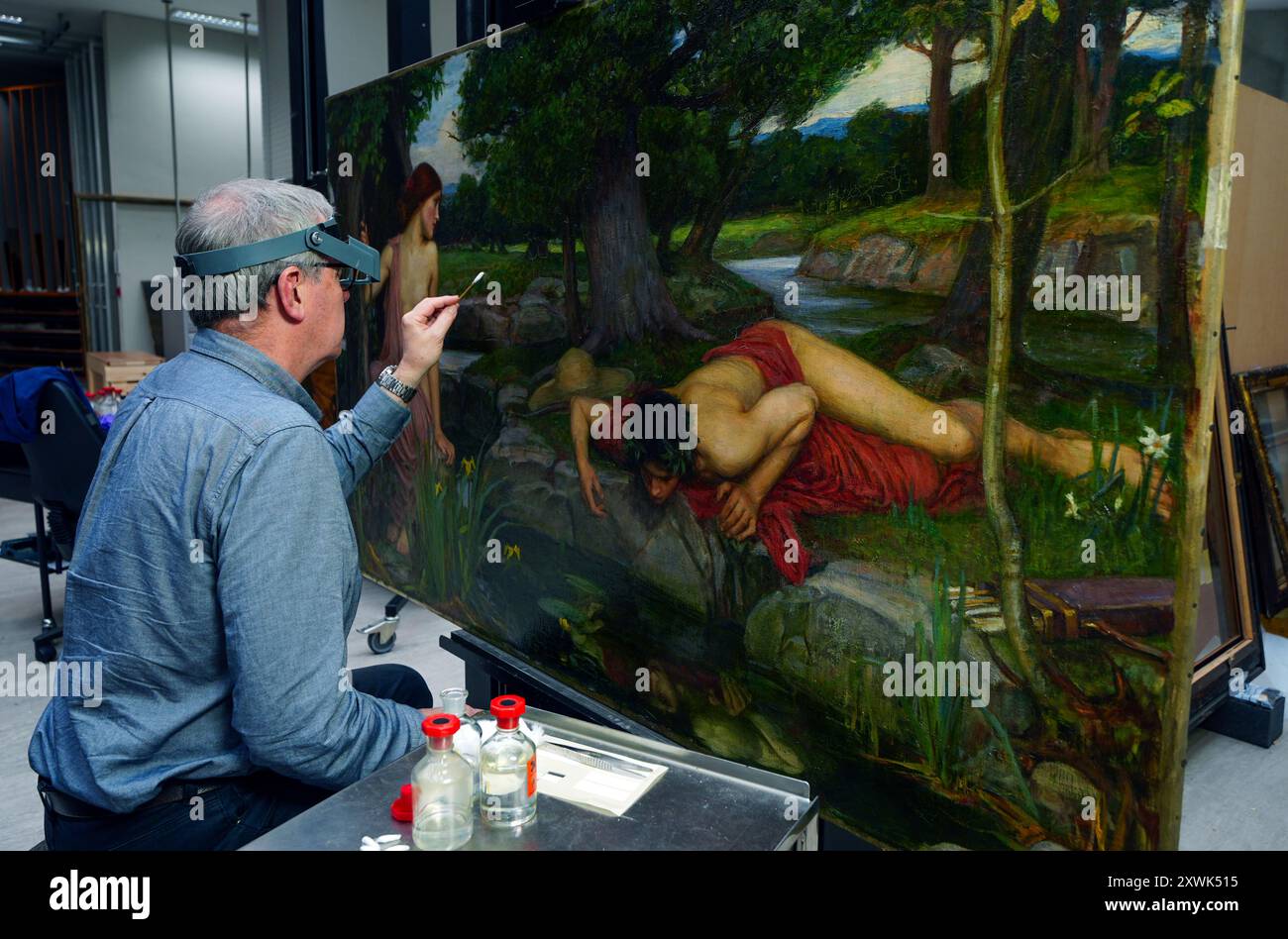 David Crombie, Senior Painting Conservator, führt Restaurierungsarbeiten an John William Waterhouse's Gemälde Echo and Narcissus, 1903, im Konservierungsstudio am Midland Railway Building in Liverpool durch. Das Gemälde aus der Sammlung der Walker Art Gallery, eines der bekanntesten Gemälde aus dem viktorianischen Großbritannien, wird lebenswichtigen Restaurierungsarbeiten unterzogen, bevor es später in diesem Jahr an Hamburg ausgeliehen wird. Bilddatum: Dienstag, 20. August 2024. Stockfoto