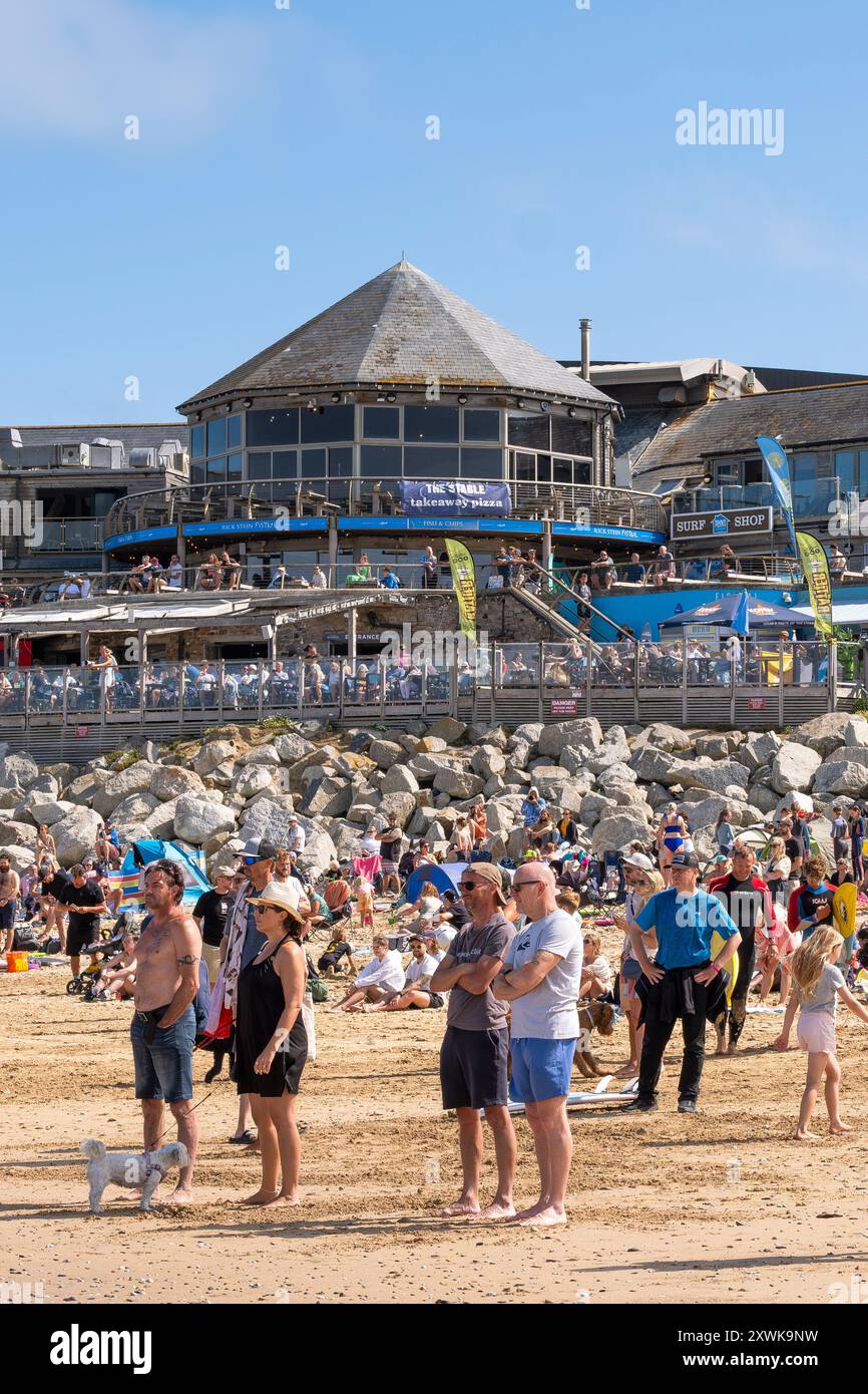 Am legendären Fistral Beach versammelten sich Menschen, die das Finale des Surfwettbewerbs Boardmasters Open in Newquay im britischen Cornwall sahen Stockfoto