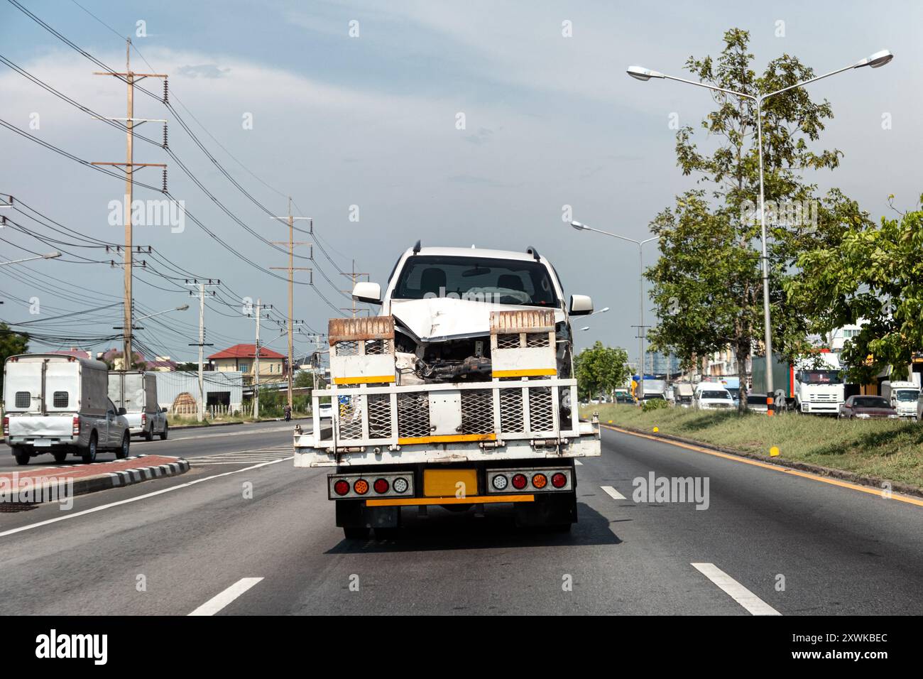 Heck des Abschleppwagens beladen defektes Auto eines Unfallunfalls auf der Autobahn Stockfoto