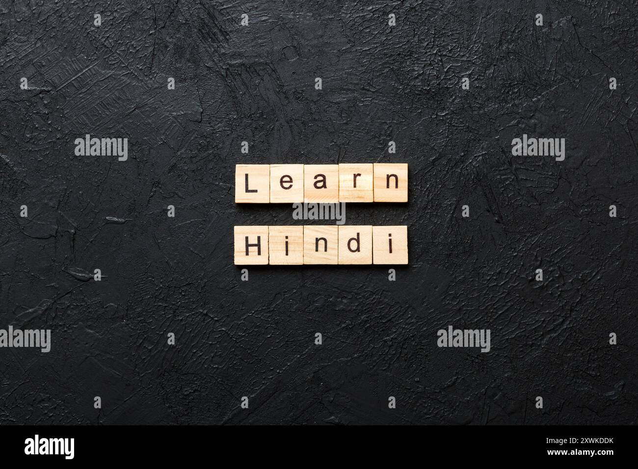 Lernen Sie Hindi Wort auf Holzblock geschrieben. Hindi-Text auf Tisch lernen, Konzept. Stockfoto