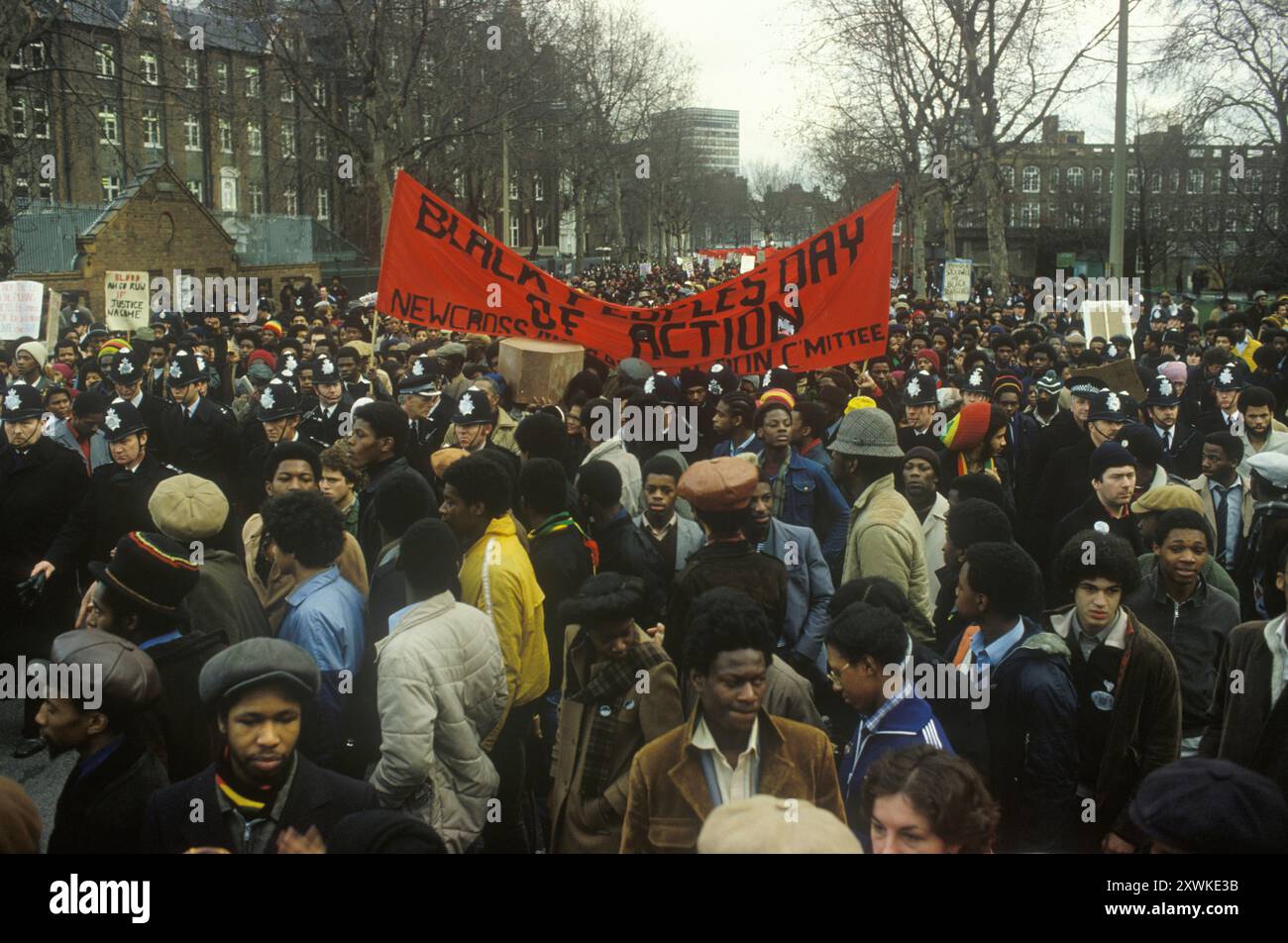Der Black People's Day of Action marschiert vom Fordham Park in den Süden Londons ins West End von London. Demonstration wegen fehlender Maßnahmen wegen des Neuen Kreuzes. Ein Hausbrand, bei dem 13 junge Schwarze während einer Geburtstagsfeier in New Cross, Südosten Londons, am Sonntag, den 18. Januar 1981 getötet wurden. Westminster, London, England, 2. März 1981 1980, UK HOMER SYKES Stockfoto