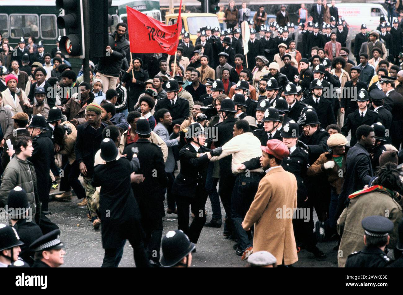Der Black People's Day of Action marschiert vom Fordham Park in den Süden Londons ins West End von London. Demonstration wegen fehlender Maßnahmen wegen des Neuen Kreuzes. Ein Hausbrand, bei dem 13 junge Schwarze während einer Geburtstagsfeier in New Cross, Südosten Londons, am Sonntag, den 18. Januar 1981 getötet wurden. Scuffles brechen am märz nach Westminster, London, England, 2. März 1981 1980, UK HOMER SYKES aus Stockfoto