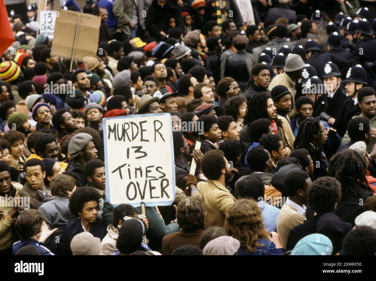Der Black People's Day of Action marschiert vom Fordham Park in den Süden Londons ins West End von London. Demonstration wegen fehlender Maßnahmen wegen des Neuen Kreuzes. Ein Hausbrand, bei dem 13 junge Schwarze während einer Geburtstagsfeier in New Cross, Südosten Londons, am Sonntag, den 18. Januar 1981 getötet wurden. Westminster, London, England, 2. März 1981 1980, UK HOMER SYKES Stockfoto