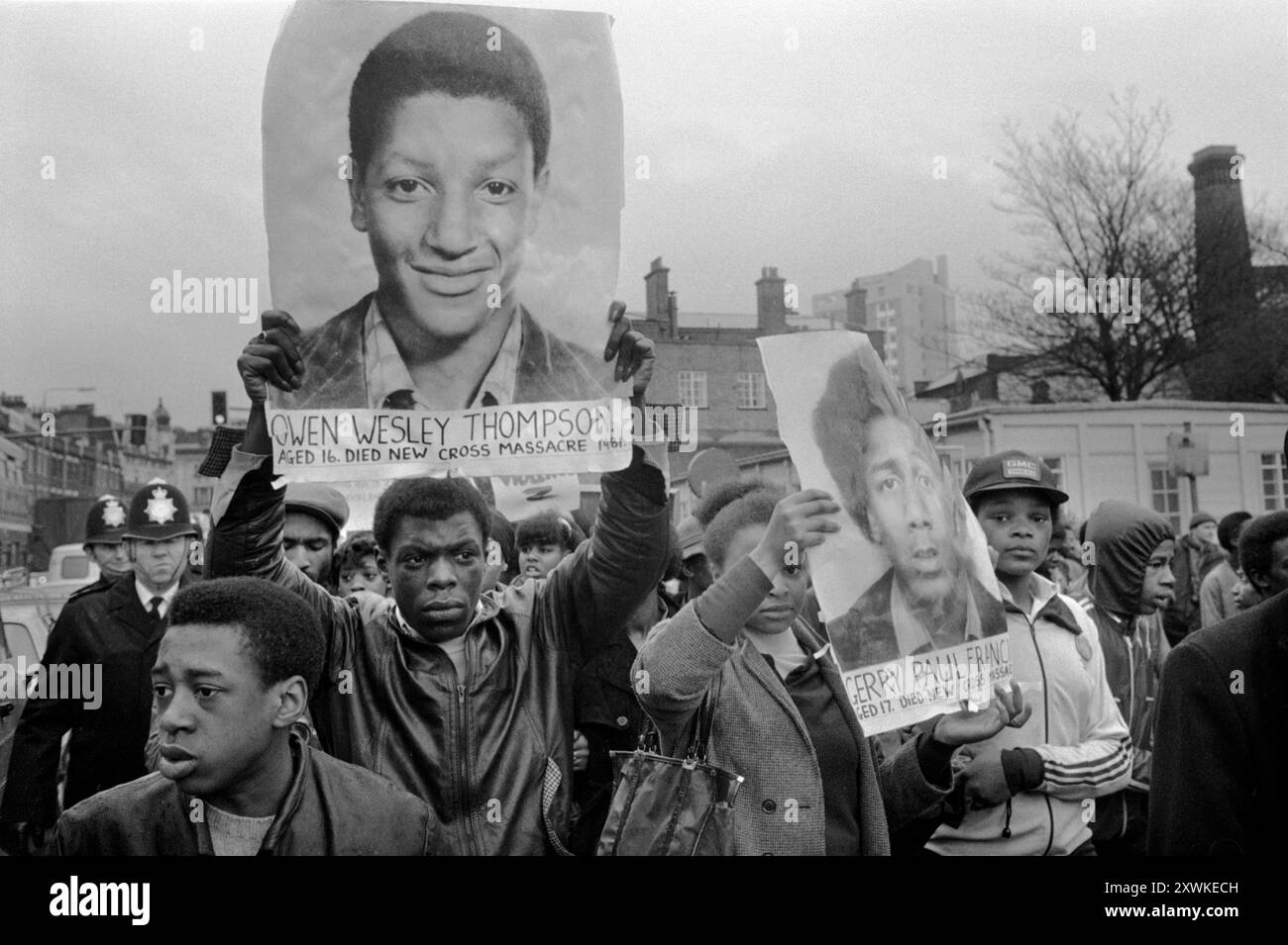 Der Black People's Day of Action marschiert vom Fordham Park in den Süden Londons ins West End von London. Demonstration wegen fehlender Maßnahmen wegen des Neuen Kreuzes. Ein Hausbrand, bei dem 13 junge Schwarze während einer Geburtstagsfeier in New Cross, Südosten Londons, am Sonntag, den 18. Januar 1981 getötet wurden. Westminster, London, England, 2. März 1981 1980, UK HOMER SYKES Stockfoto