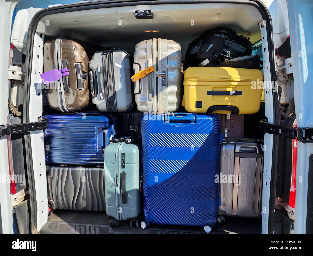 Rücken eines großen Van voller Gepäck und Rucksack, der sich auf Familienurlaub, privaten Tourismus vorbereitet Stockfoto