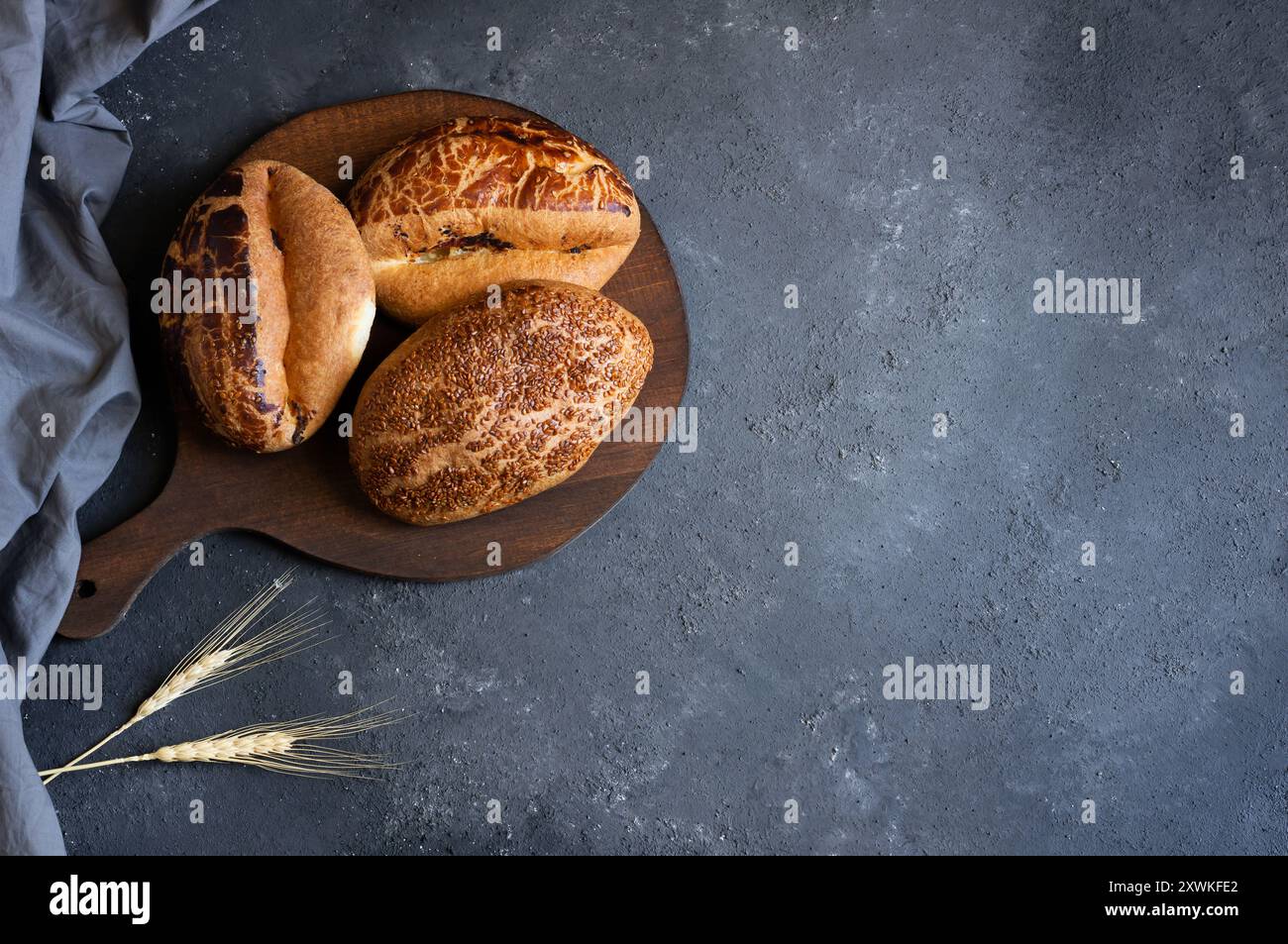 Traditionelles türkisches Gebäck Pogaca mit Käse auf Schneidebrett, berühmtes Backwaren Stockfoto