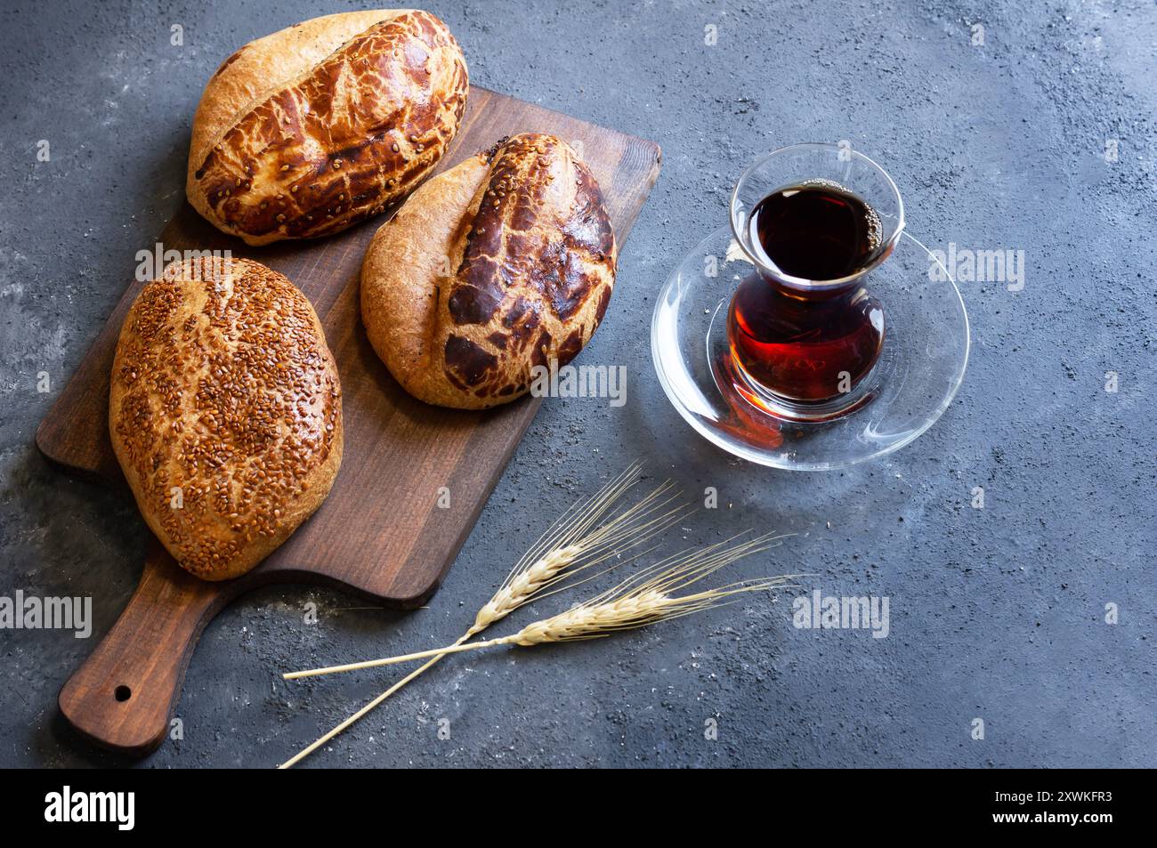 Traditionelles türkisches Gebäck Pogaca mit Käse auf Schneidebrett, berühmtes Backwaren Stockfoto