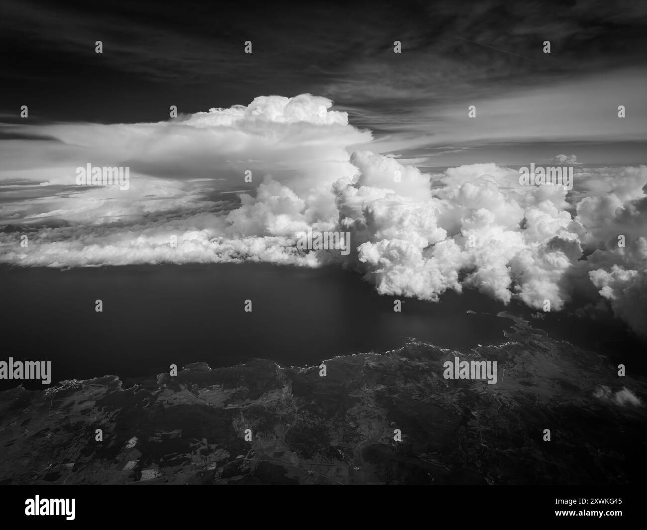 Einige beeindruckende Wolken sind während des Fluges am Himmel zu sehen Stockfoto