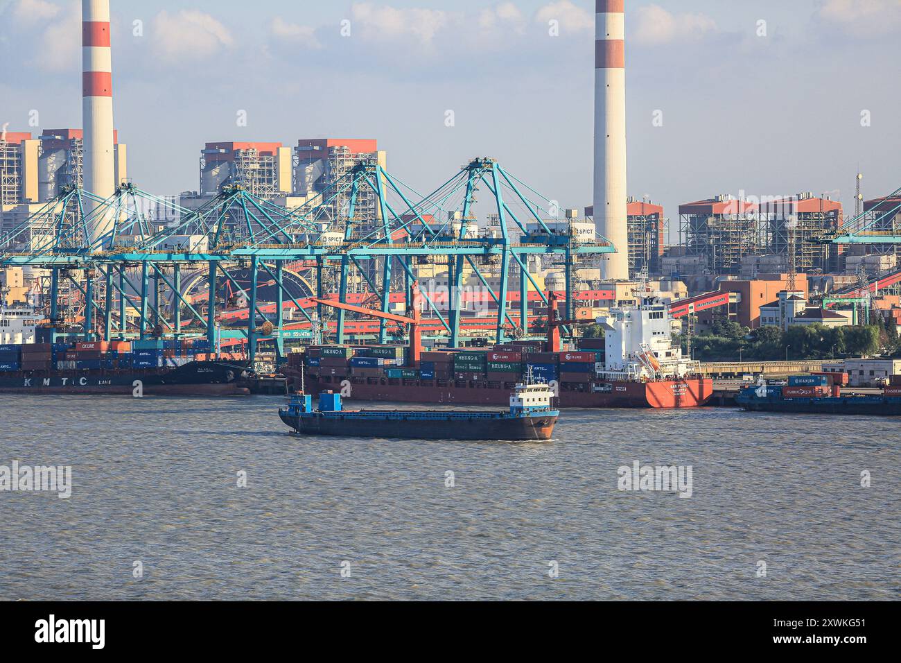 Shanghai, China: Waigaoqiao Thermal Power Station ist das zweitgrößte chinesische Kohlekraftwerk und zählt zu den weltweit größten Stromerzeugungsanlagen in Asien Stockfoto