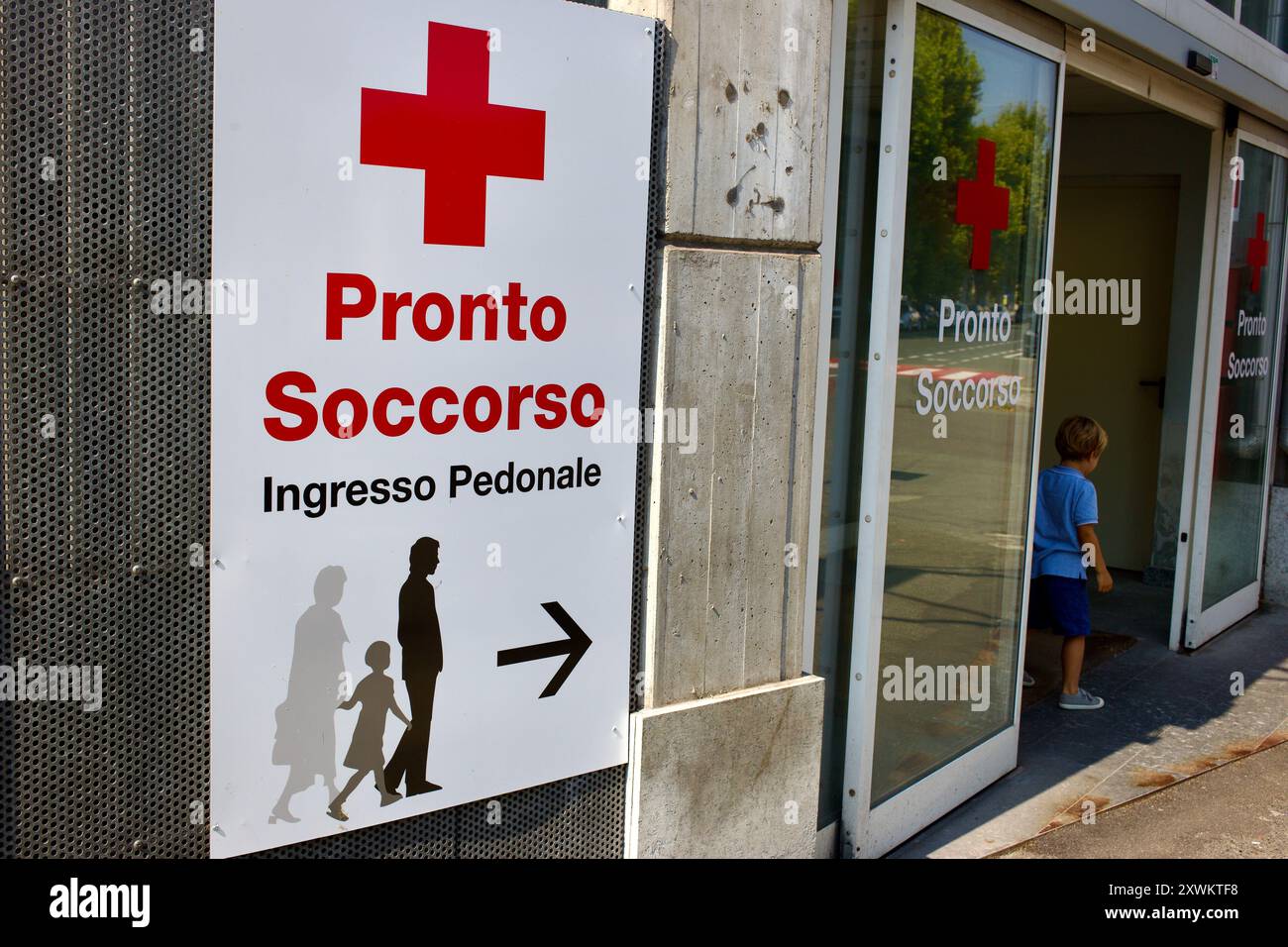 Ingresso pronto soccorso ospedale con croce rossa Italia Stockfoto