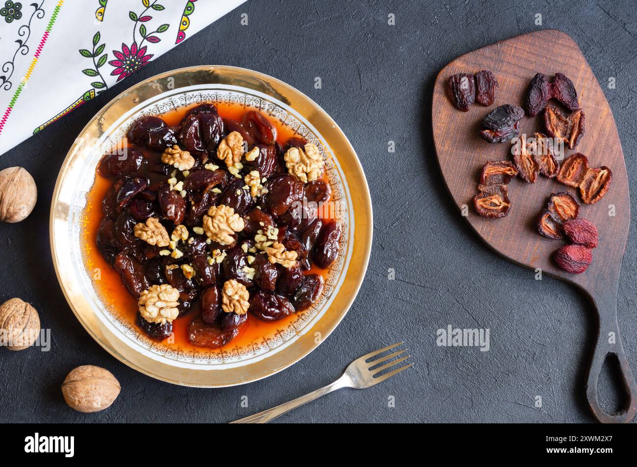 Hausgemachtes getrocknetes Pflaumendessert mit Walnüssen, traditionelles Dessert mit Sirup Stockfoto