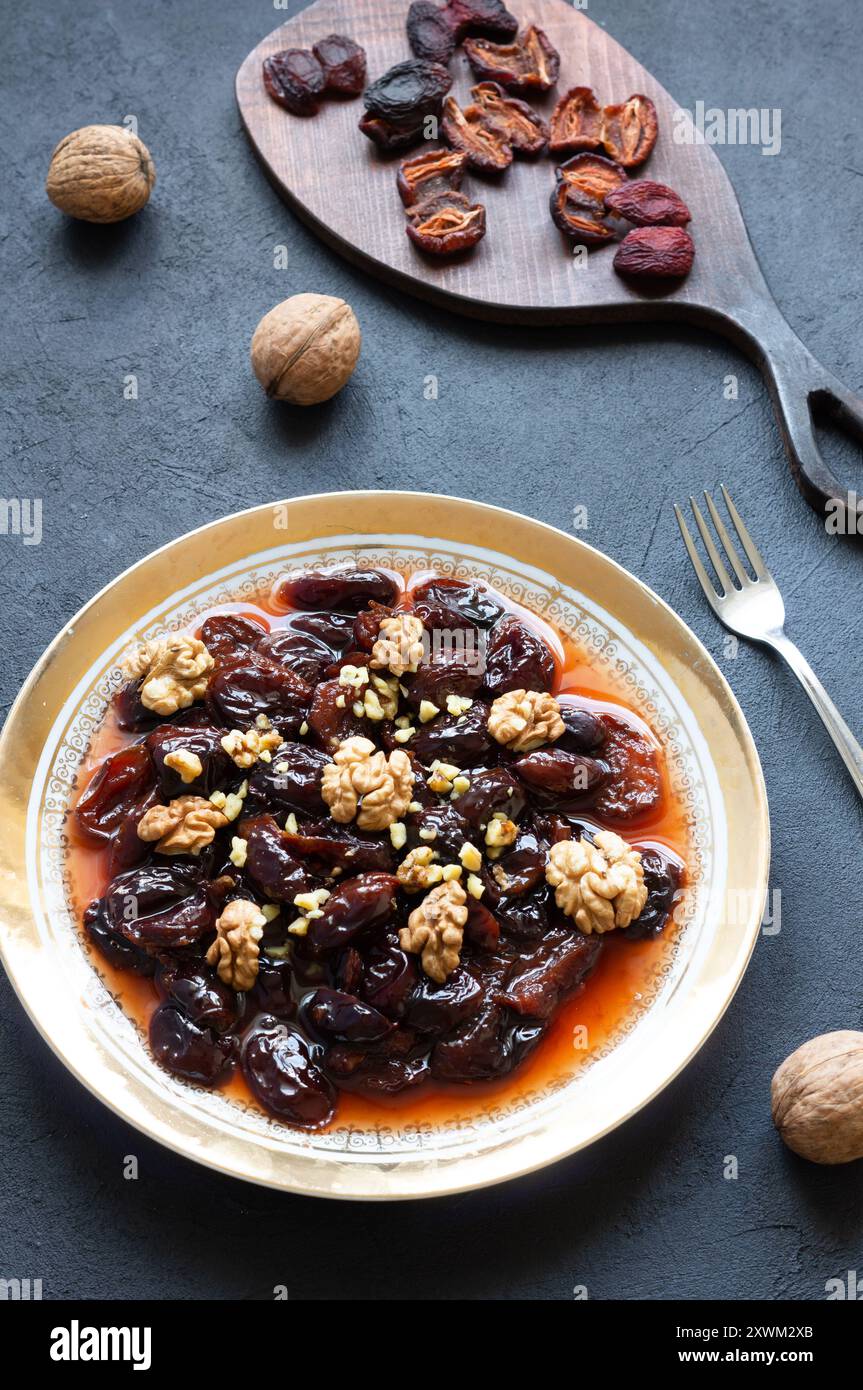 Hausgemachtes getrocknetes Pflaumendessert mit Walnüssen, traditionelles Dessert mit Sirup Stockfoto