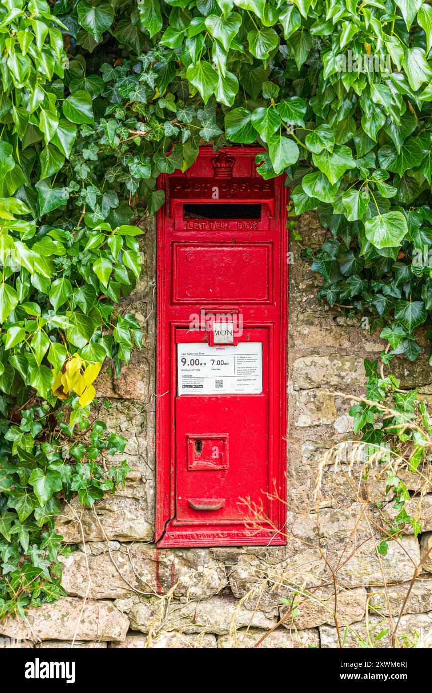 VR viktorianische Briefkästchen in eine Trockenmauer im Dorf Cotswold in Middle Duntisbourne, Gloucestershire, England, Großbritannien Stockfoto