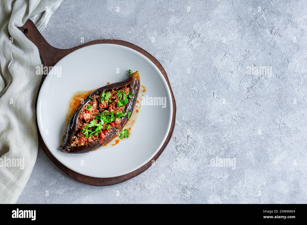 Traditionelle türkische Küche gefüllte Auberginen, Fleisch, Tomaten und Gewürze, Karniyarik Stockfoto