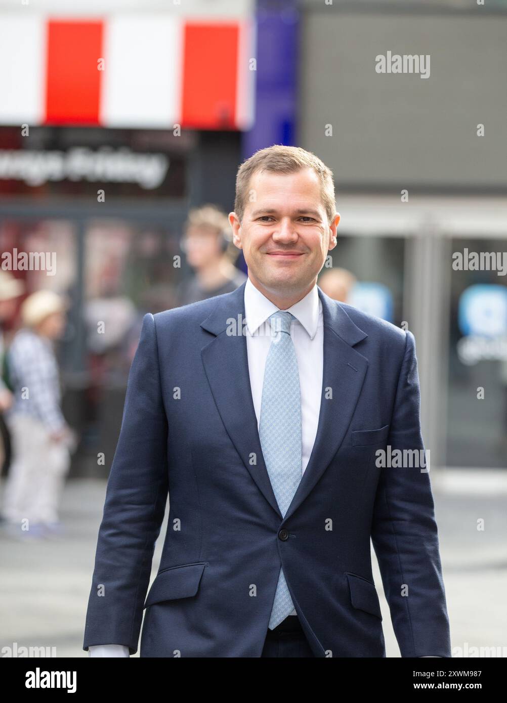 London, Großbritannien. August 2024. Der ehemalige Kabinettsminister Robert Jenrick hat seinen Antrag auf Führung der Conservative Party Leaves LBC Global Radio Studios gestartet Credit: Richard Lincoln/Alamy Live News Stockfoto