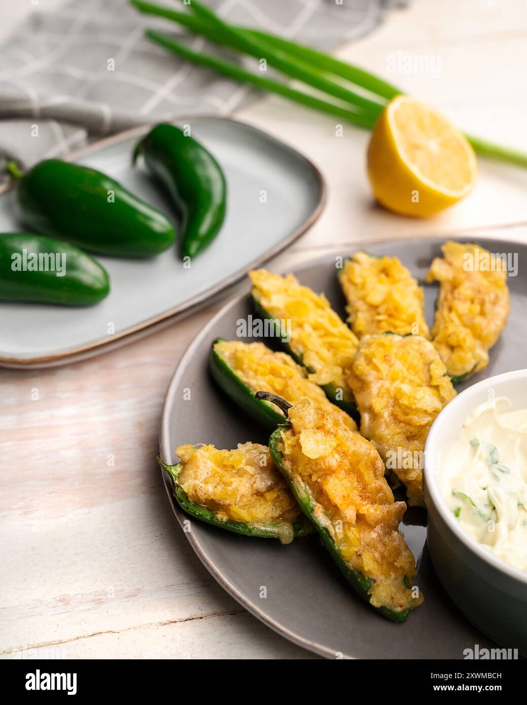 Gefüllte Jalapeño Poppers werden als Snack serviert Stockfoto